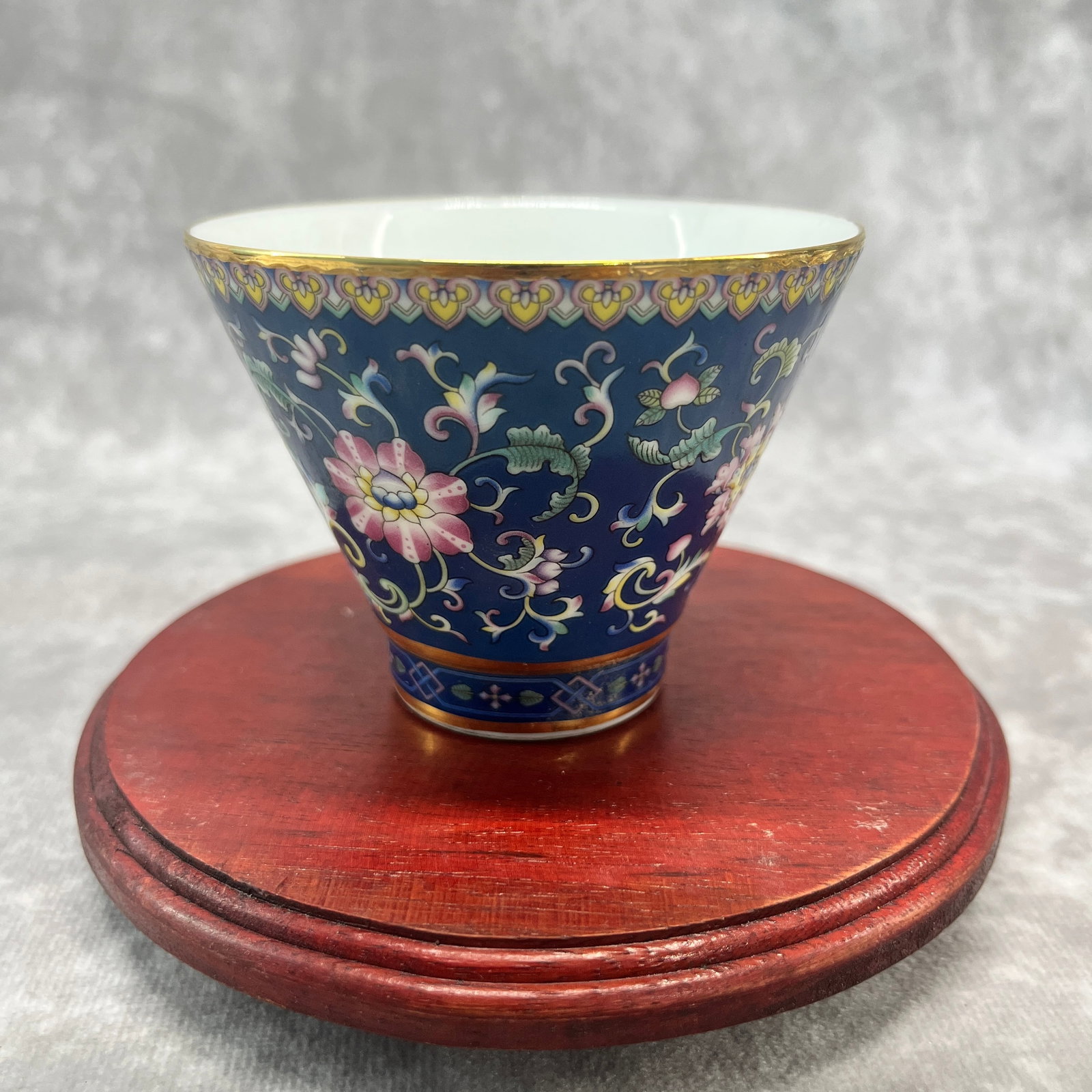 A FINE FAMILLE ROSE LOTUS FLOWER SPRAYS PATTERN PORCELAIN TEA CUP: Ming Dynasty Style; High: 2.53 inch; Diameter: 3.53 inch;