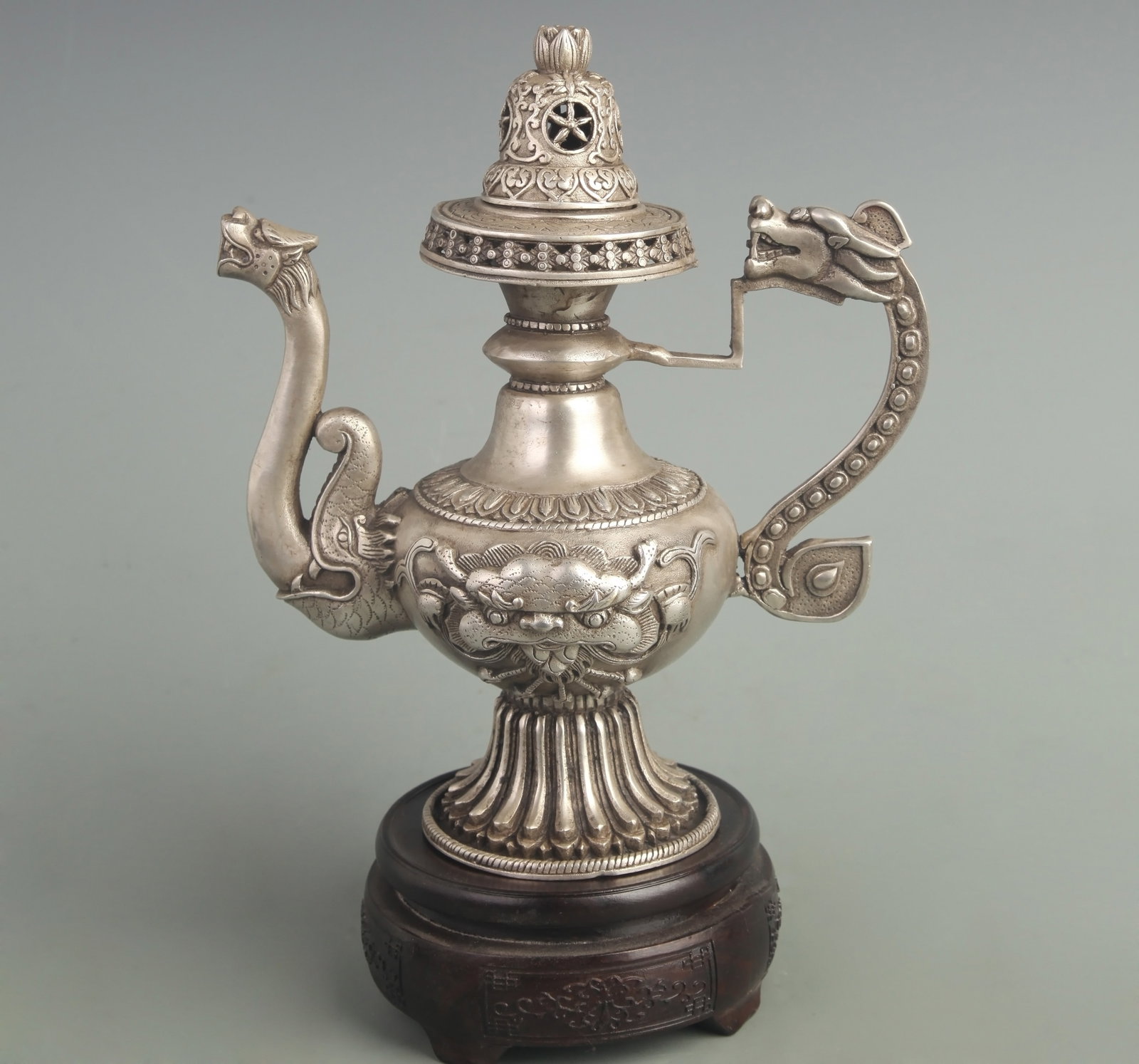 A FINELY CARVED ANIMAL PATTERN WHITE BRONZE EWER: Modern;High: 9.00 inch; Width: 8.00 inch; Diameter: 3.20 inch;