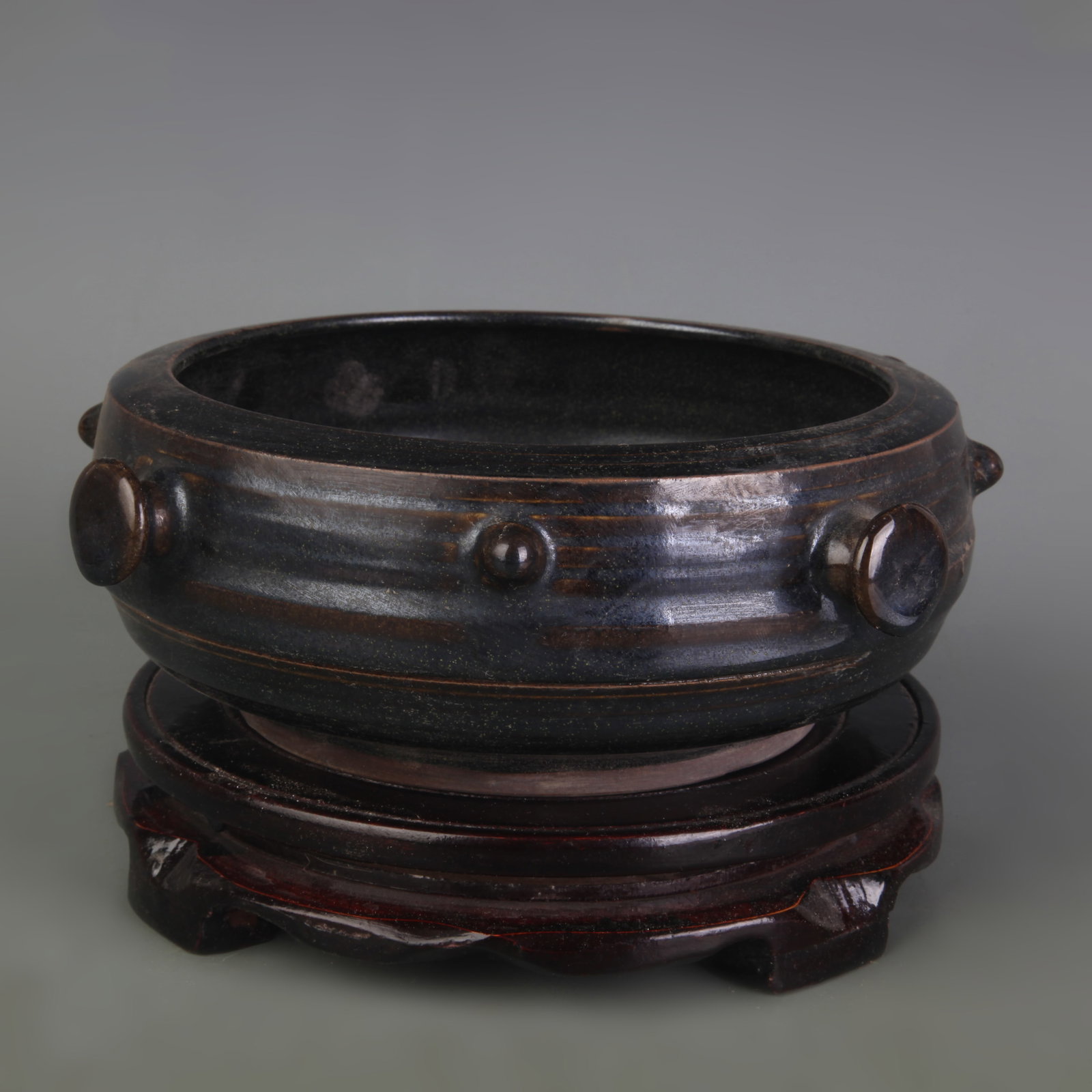 A FINE CELADON COLOR DRUMP PATTERN PORCELAIN BRUSH WASHER: Ming Dynasty Style; High: 3.0 inch; Diameter: 6.8 inch