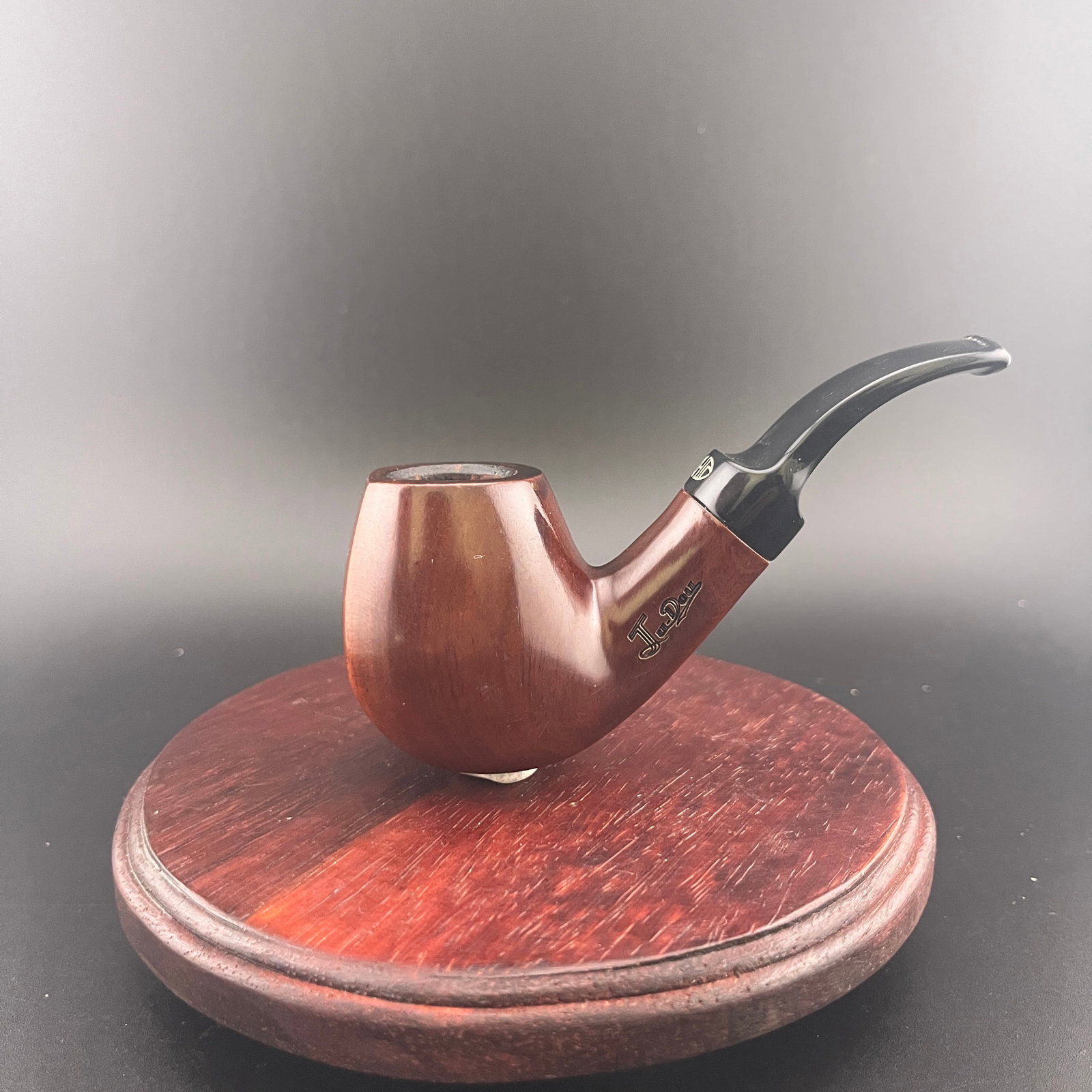 A FINE HANDMADE WOODEN TOBACCO PIPE (1 of 4)