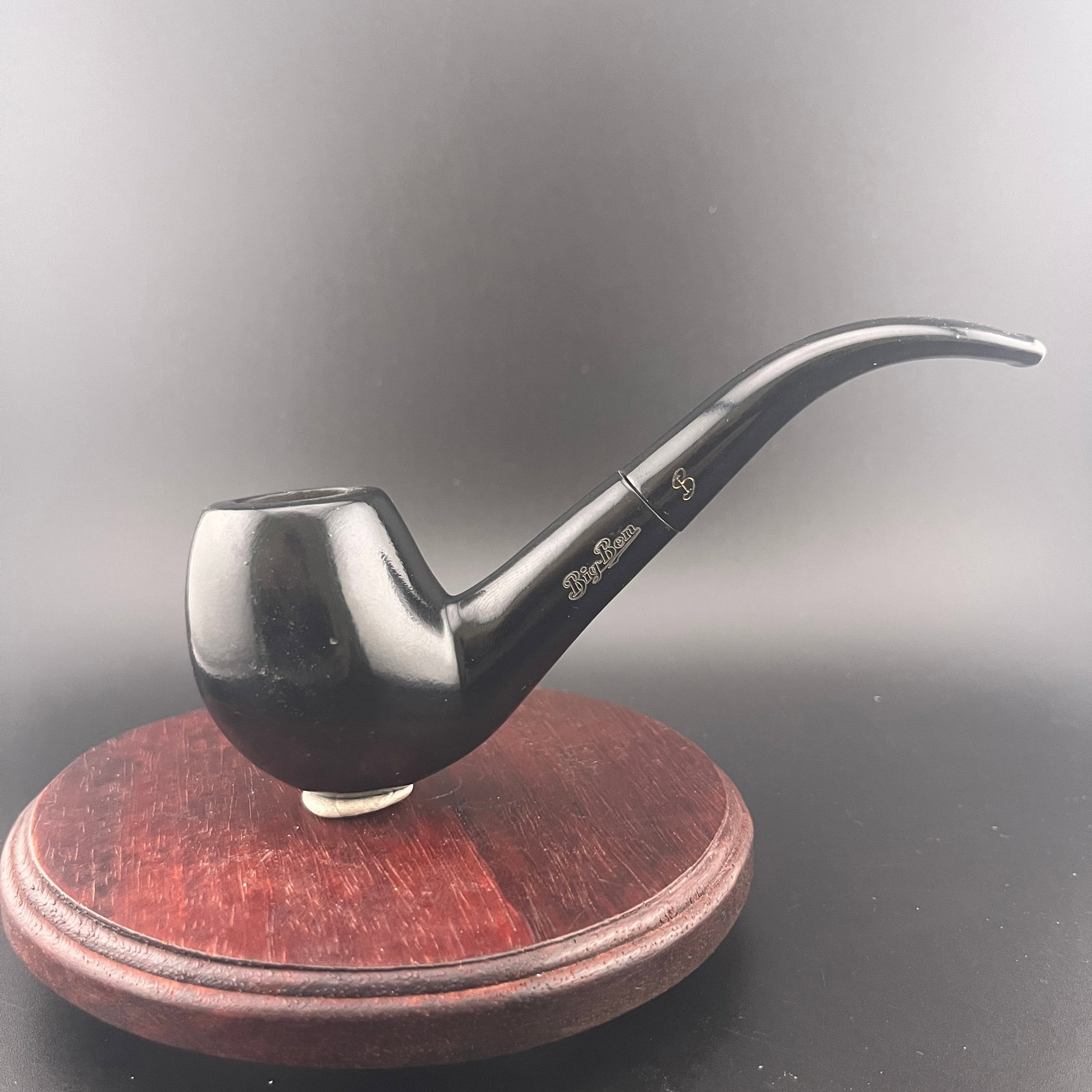 A FINE HANDMADE WOODEN TOBACCO PIPE (1 of 4)