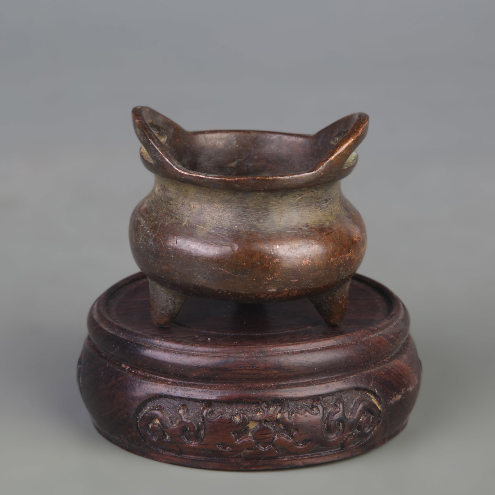A SMALL TRIPOD INCENSE BURNER WITH BRIDGE HANDLES (1 of 5)