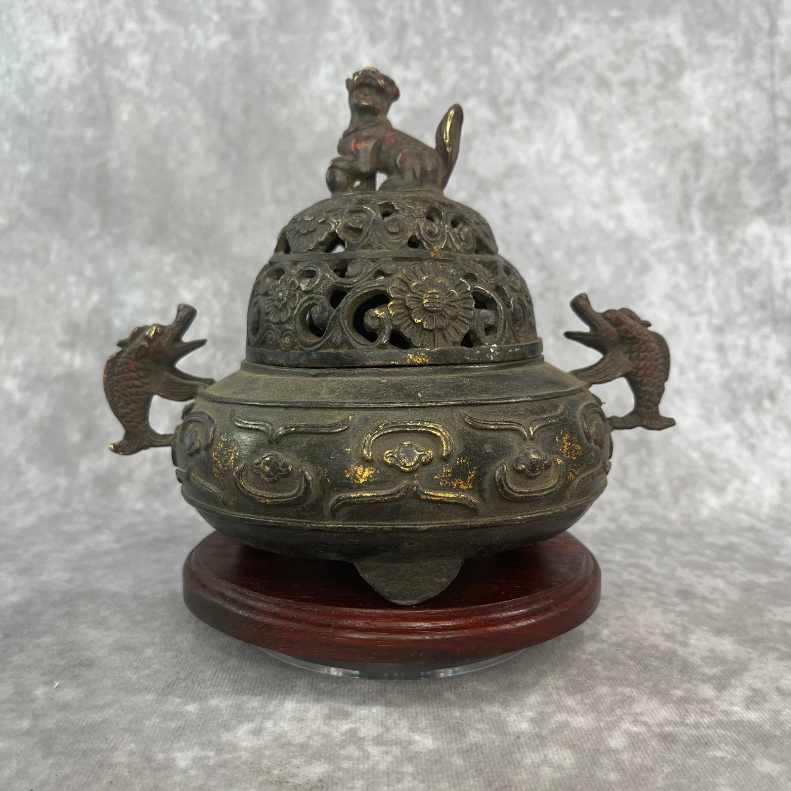 A FINE BRONZE TRIPOD VESSEL ANIMAL TOP STYLE INCENSE BURNER: 19th Century; Long: 7.1 inch; Width: 5.4 inch; High: 5.9 inch; Woodbase for picture and display only