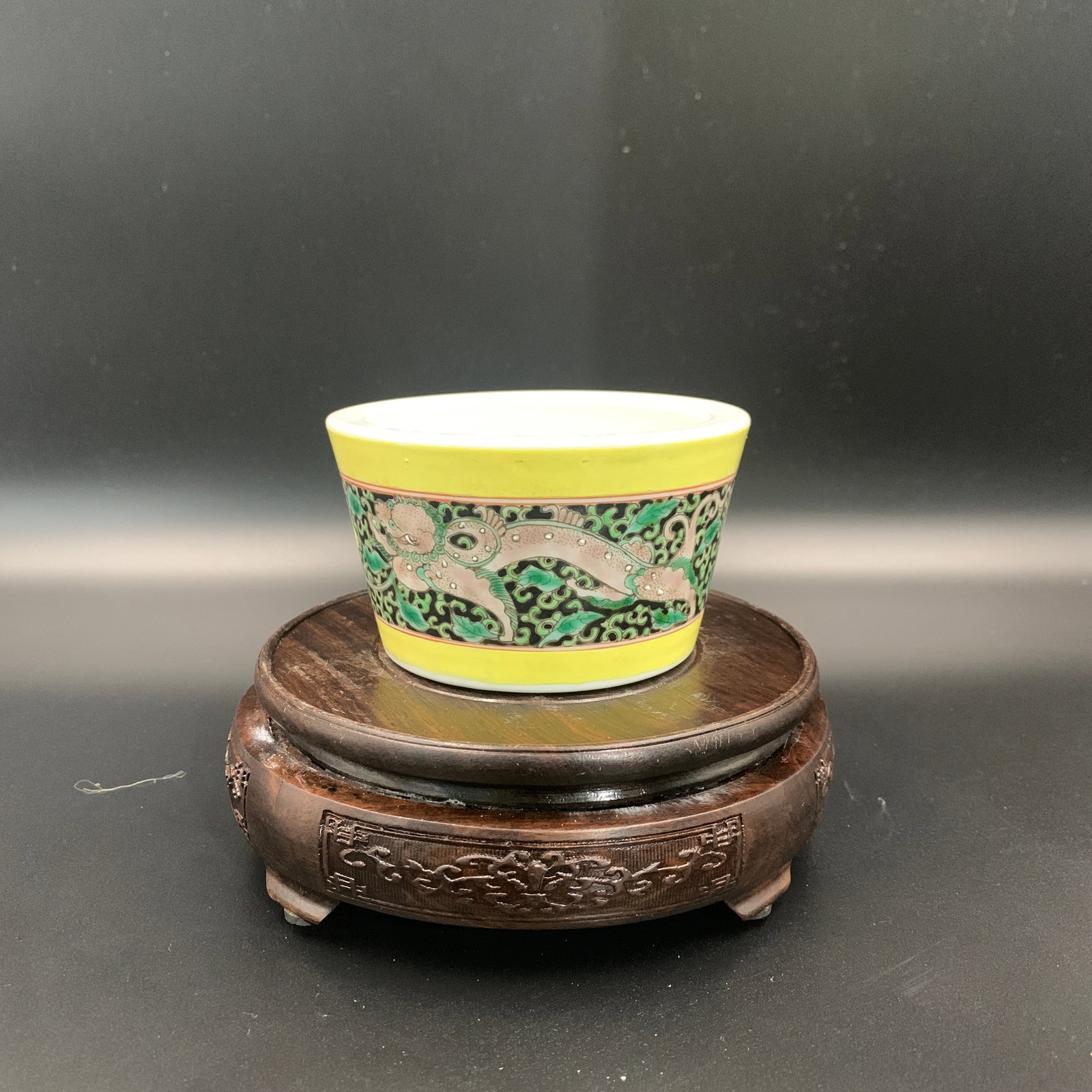 A FINE FAMILLE ROSE KUI DRAGON PATTERN PORCELAIN PEN HOLDER: Qing Dynasty; Heigh: 2.6 inch; Diameter: 4.4 inch; Woodbase for picture and display only
