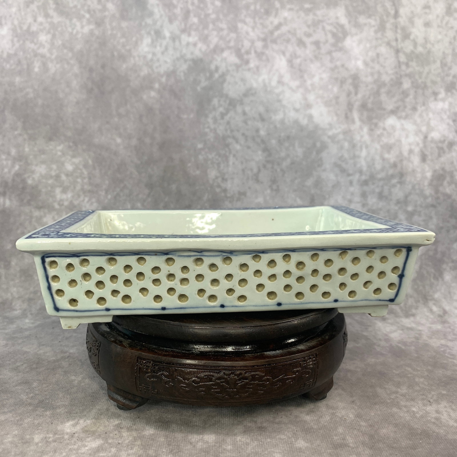 A FINE BLUE AND WHITE PORCELAIN FLOWER POT: 20th Century; Long: 8.4 inch; Width:5.8 inch; Heigh: 2 inch; Woodbase for picture and display only