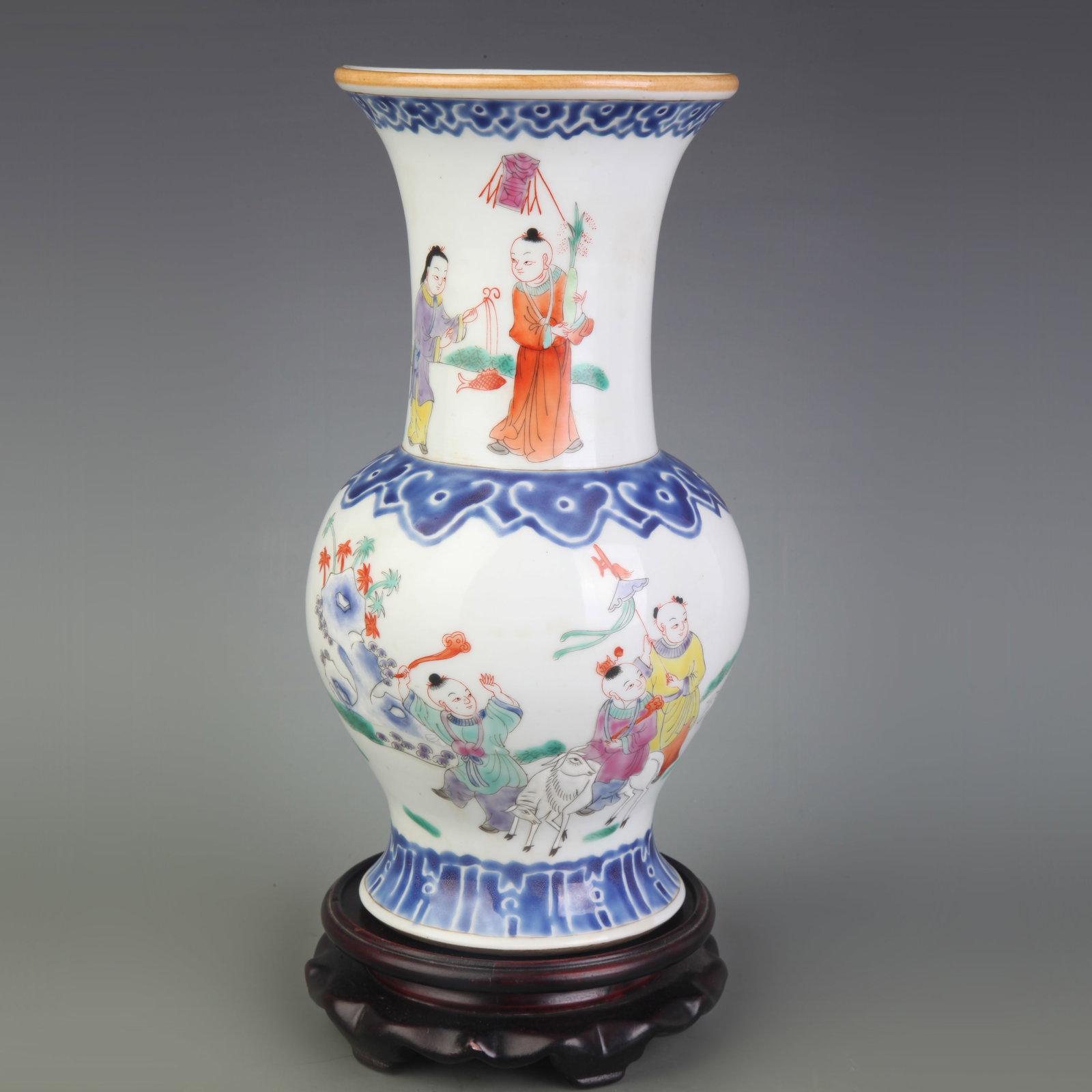 FAMILLE ROSE HUMAN FIGURE PATTERN PORCELAIN FLOWER VASE: Qing Dynasty Tong Zhi Period; Diameter: 4.6 inch; High: 9.9 inch; Woodbase for picture and display only