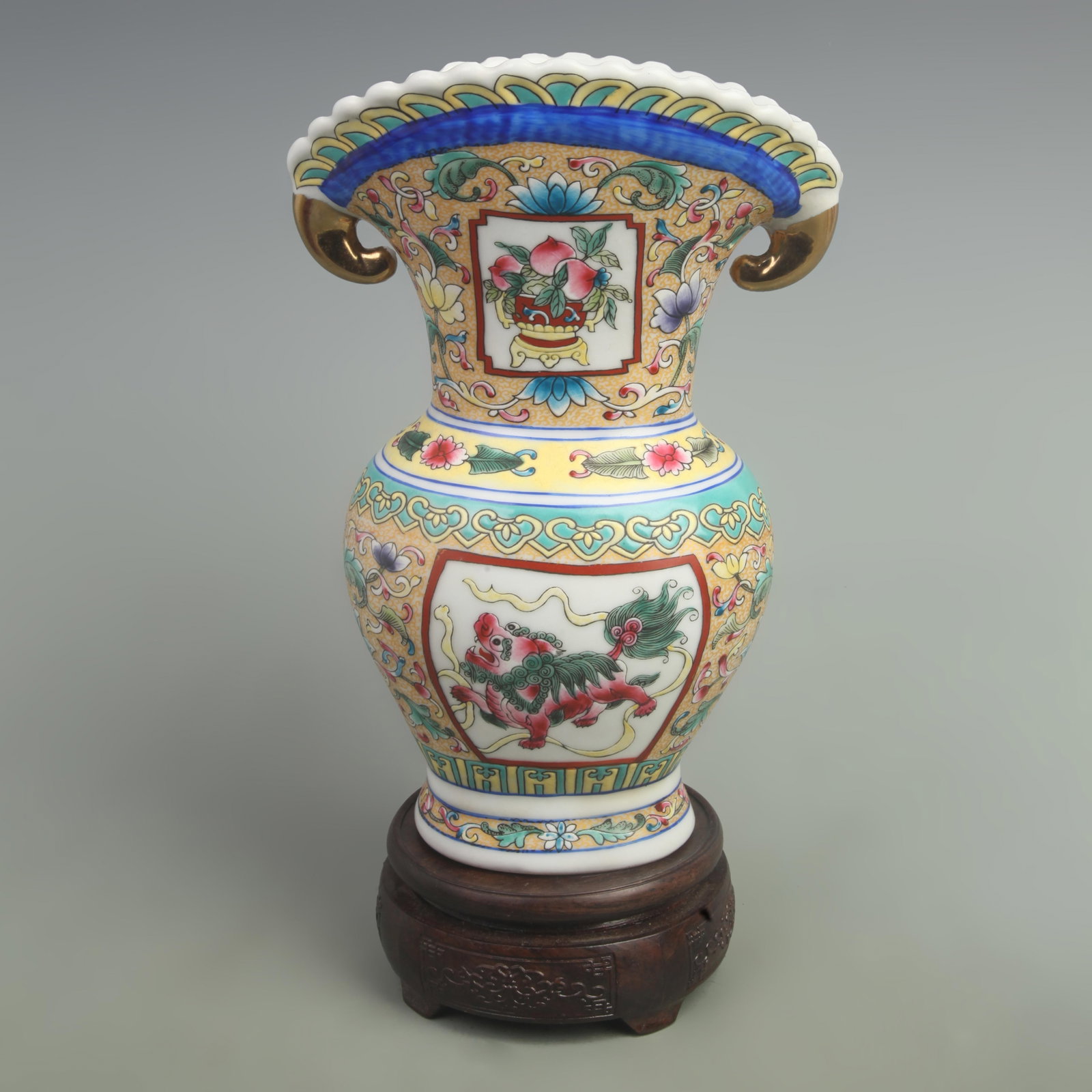 A FAMILLE ROSE FLOWER TOP STYLE ANIMAL PATTERN PORCELAIN VASE: Qing Dynasty Qian Long Period; High: 9.8 inch; High: 6.8 inch; Woodbase for picture and display only