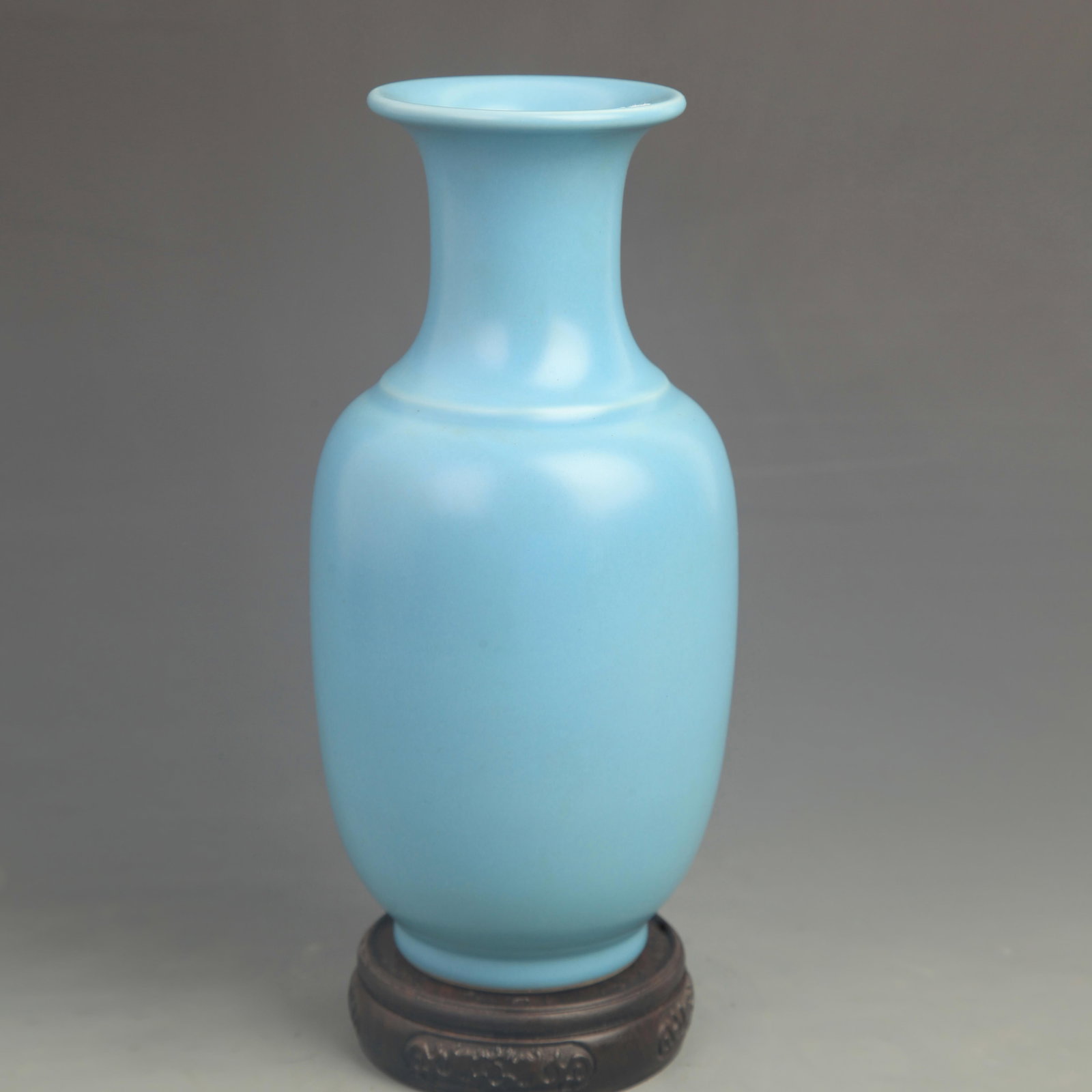 A LIGHT BLUE COLORL GLACED APPRECIATION PORCELAIN VASE (1 of 5)