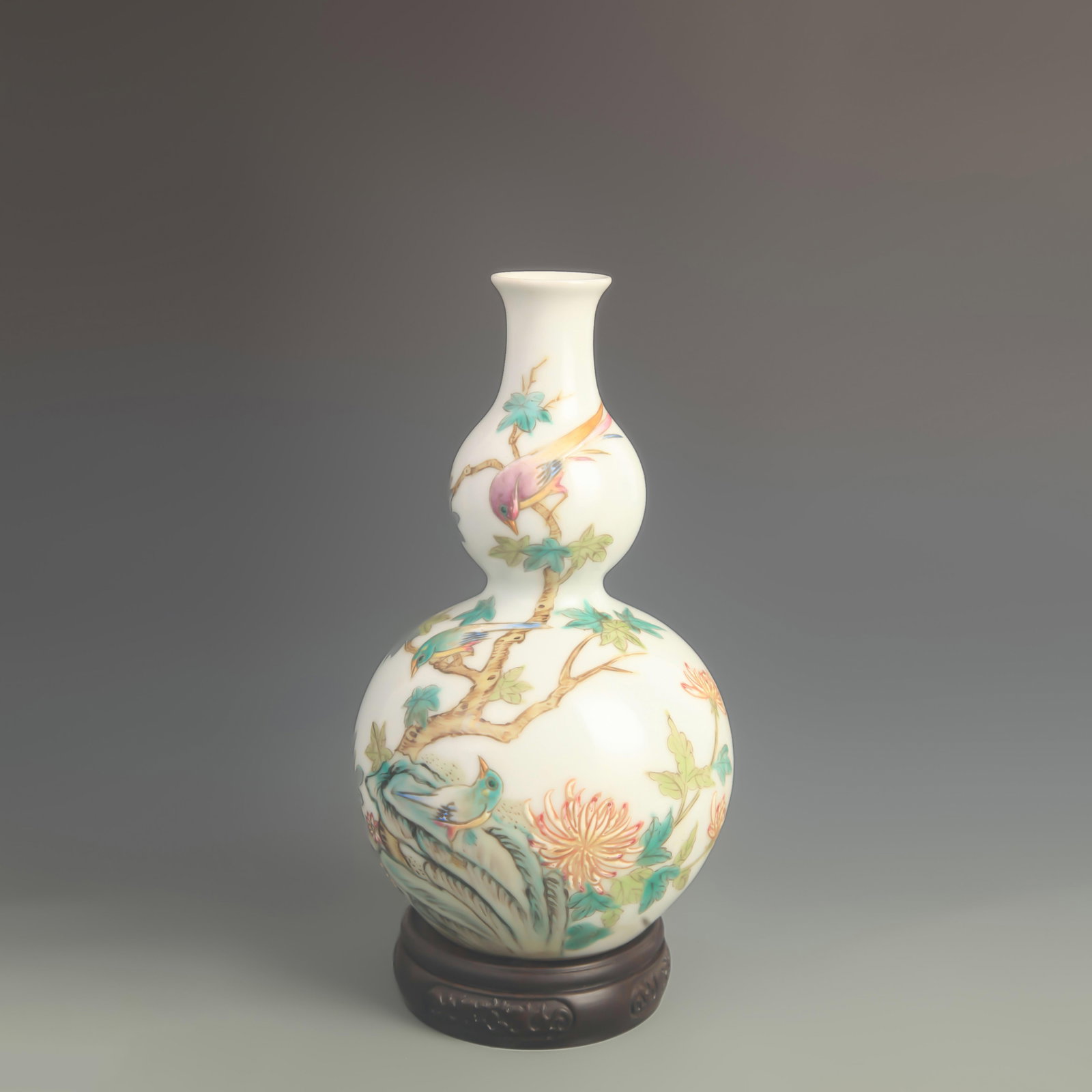 FAMILLE CLOISONNE ENAMEL BOTTLE WITH FLOWER PATTERN IN THE SHAPE OF A GOURD: Qing Dynasty; Qian Long Period; High: 9.30 inch; Diameter: 4.70 inch; Woodbase for picture and display only