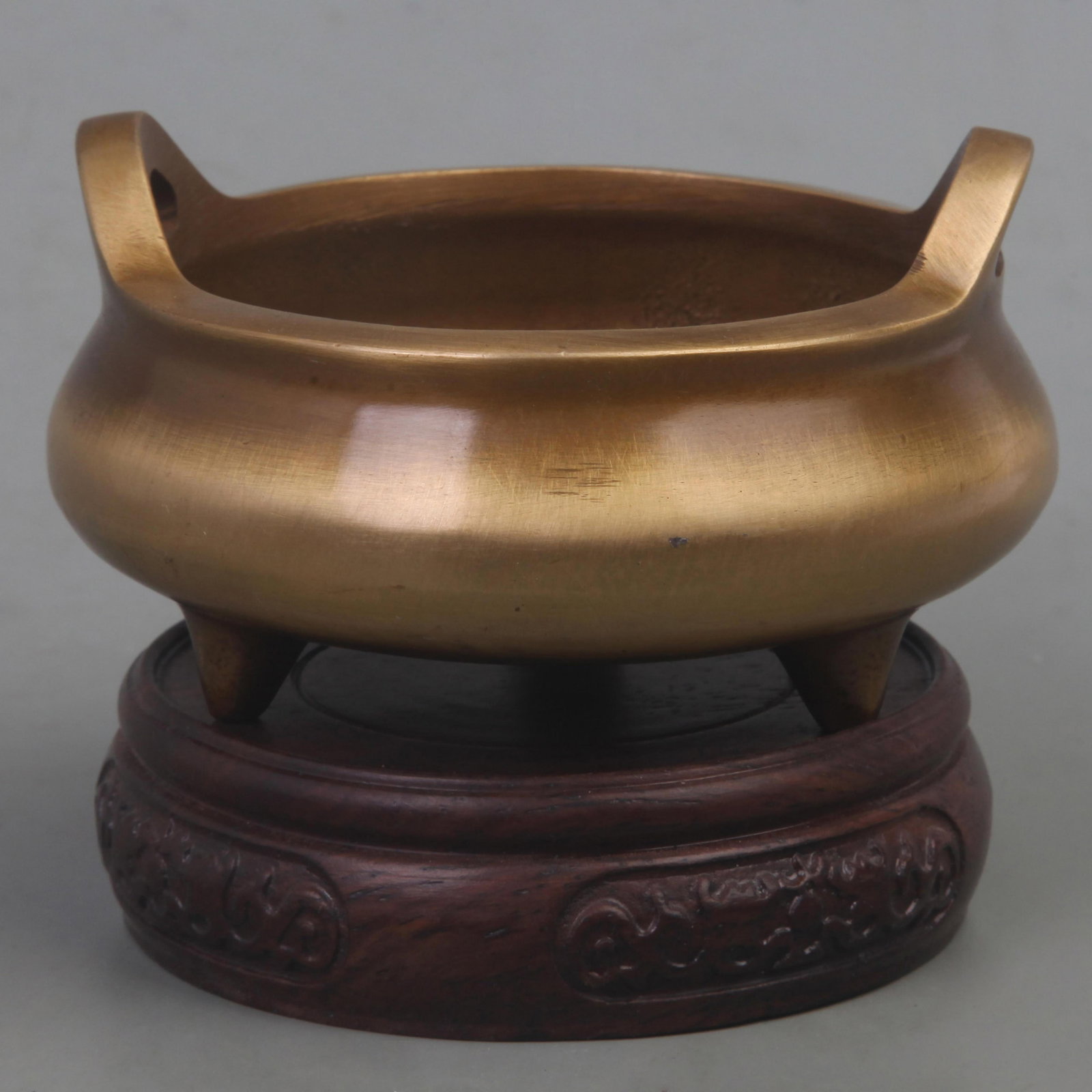 XUAN DE STYLE BRONZE THREE FOOT CENSER: Ming Dynasty Style; Diameter: 4.2 inch; High: 2.5 inch; Woodbase for picture and display only