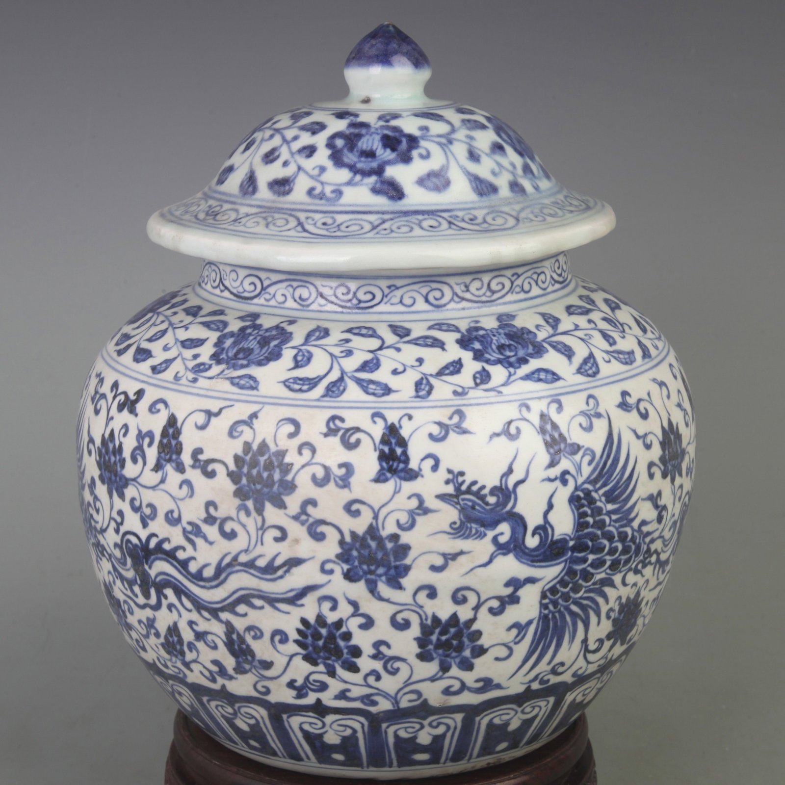 BLUE AND WHITE PHOENIX AND FLORAL PATTERN GENERAL STYLE PORCELAIN JAR: Ming Dynasty Style Xuan De Period; Diameter: 8.5 inch; High: 10.3 inch; Woodbase for picture and display only