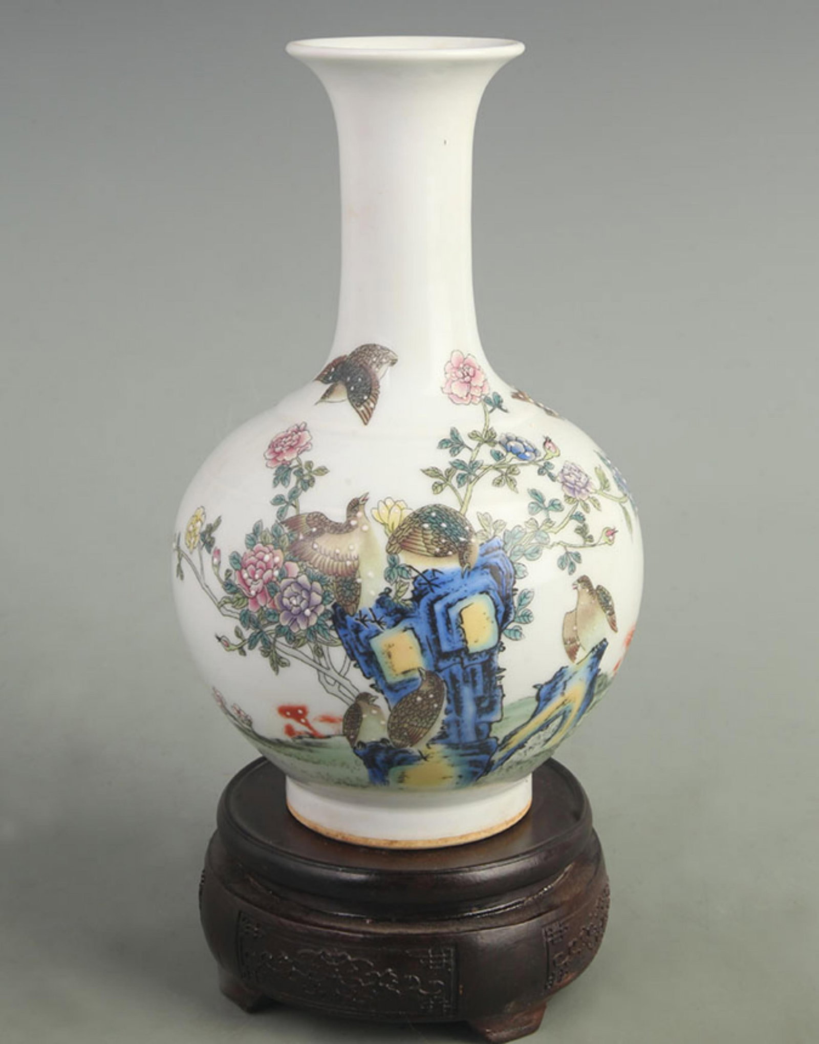 FAMILLE ROSE BIRD-AND-FLOWER PATTERN PORCELAIN VASE: Qing Dynasty Qian Long Period; High: 8.50 inch; Width: 5.00 inch; Woodbase for picture and display only