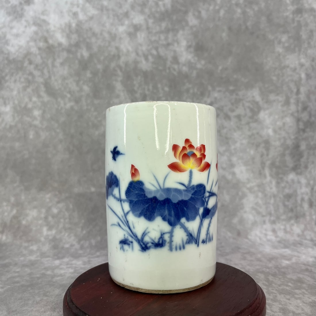A FINE BLUE AND WHITE LOTUS PATTERN PORCELAIN BRUSH HOLDER: Qing Dynasty; Heigh: 4.98 inch; Diameter: 3.2 inch; Woodbase for picture and display only