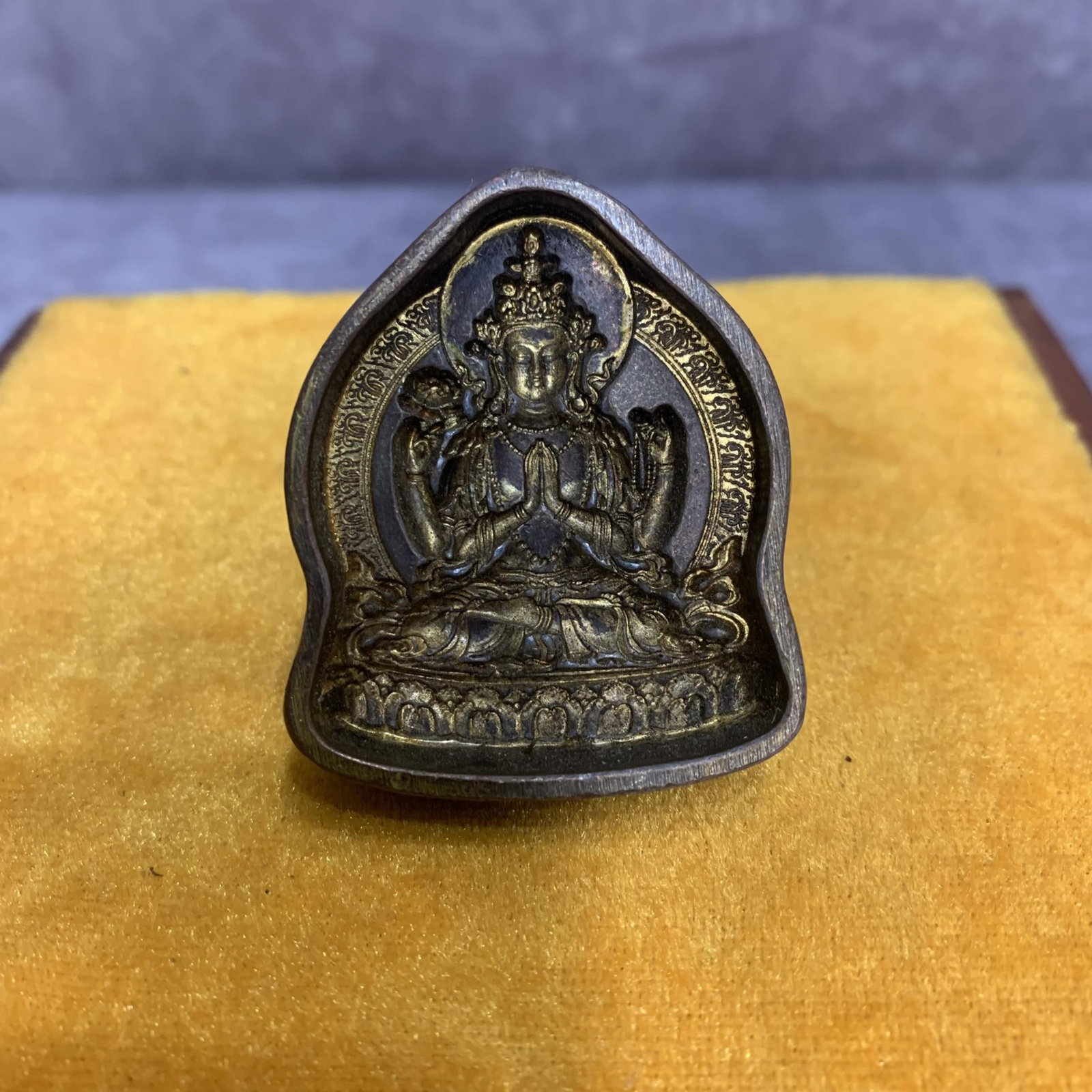 A FINE TIBETAN BUDDHISM BRONZE TSA SHA MOLD: Modern, High: 1.5 inch; Width: 1.8 inch; Long: 2.0 inch; Woodbase for picture and display only