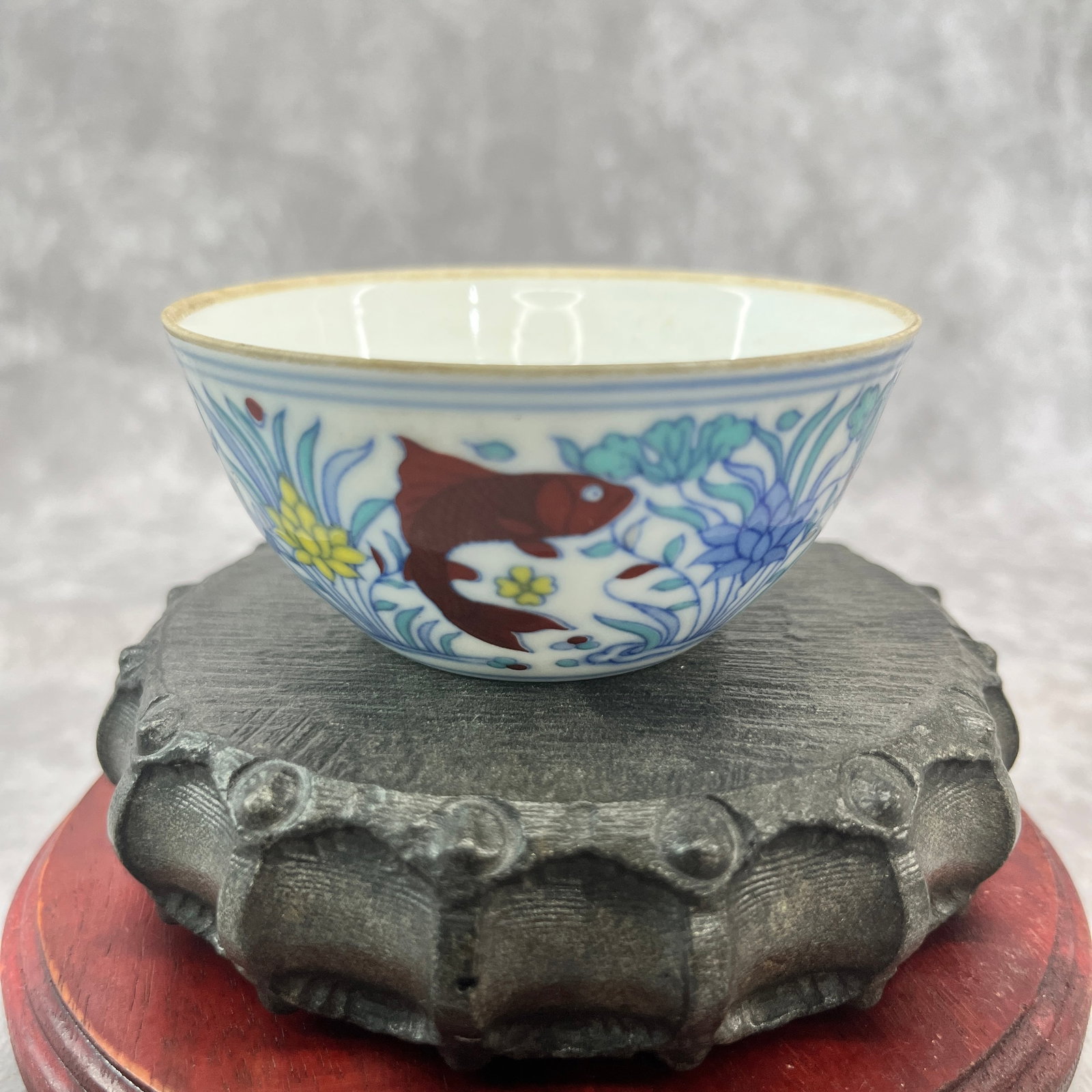 A FINE DOUCAI RED FISH PATTERN PORCELAIN BOWL: Qing Dynasty; Heigh: 1.48 inch; Diameter: 3.2 inch; Woodbase for picture and display only