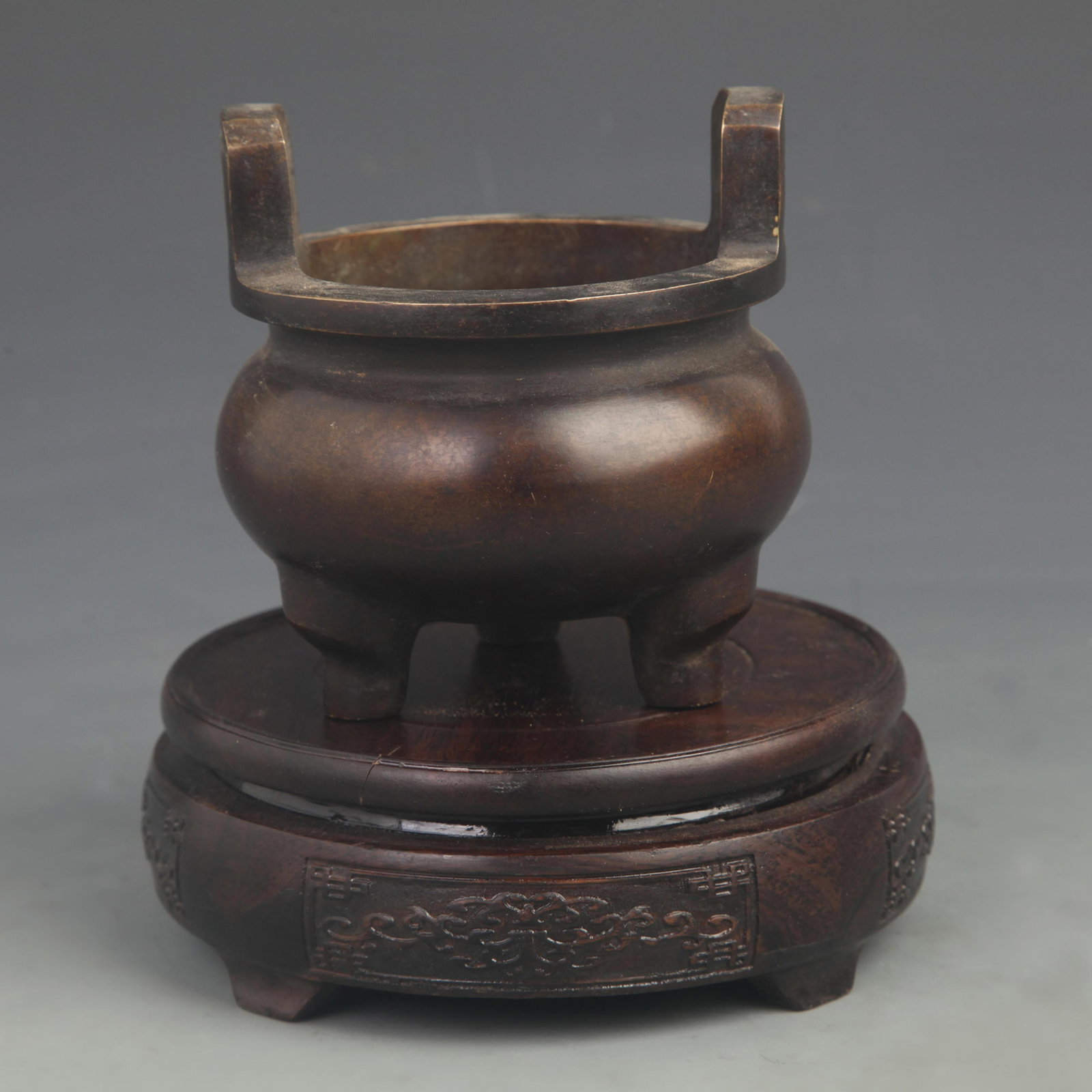 A FINE TWO HANDLE DING STYLE TRIPOD FOOT CENSER: 20th Century, High: 4.00 inch; Diameter: 3.75 inch; Woodbase for picture and display only