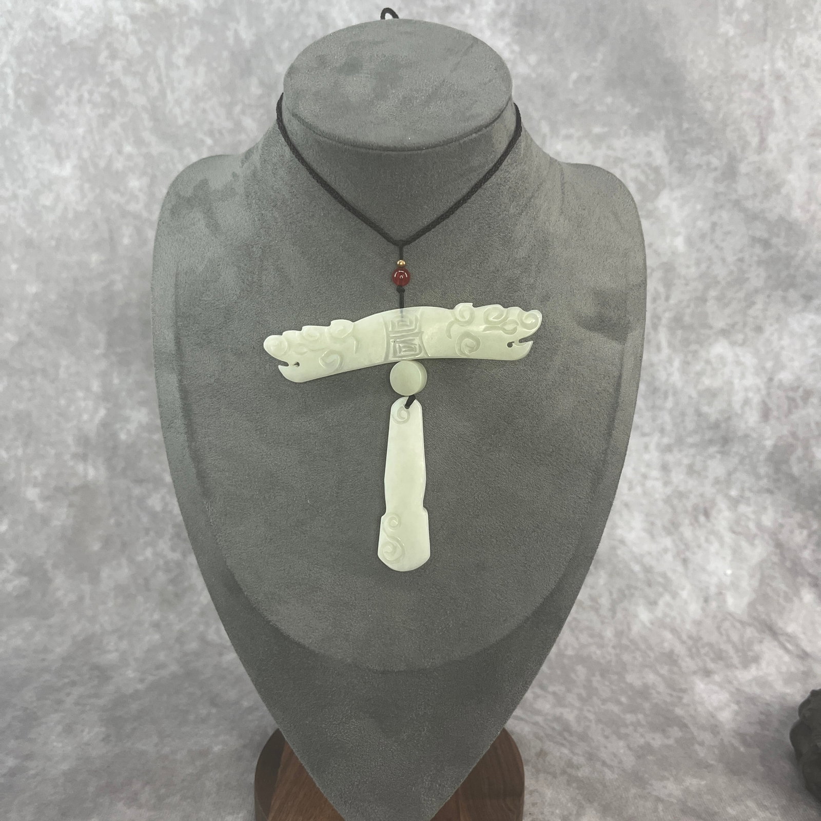 A FINE CHINESE TRADITIONAL ARCHAIC STYLE HETIAN JADE NECKLACE: Qing Dynasty; Long: 3.62 inch; Width:0.7 inch; Heigh: 0.13 inch; Woodbase for picture and display only
