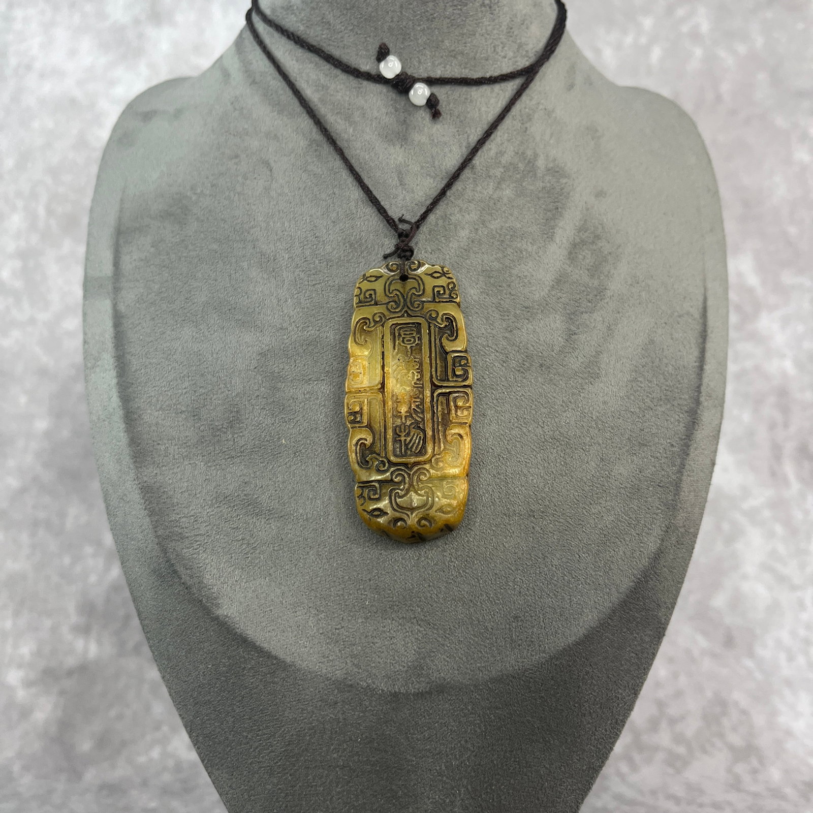A FINE CHINESE CARVED JADE NECKLACE: Qing Dynasty; Long: 2.53 inch; Width:1.1 inch; Heigh: 0.51 inch; Woodbase for picture and display only