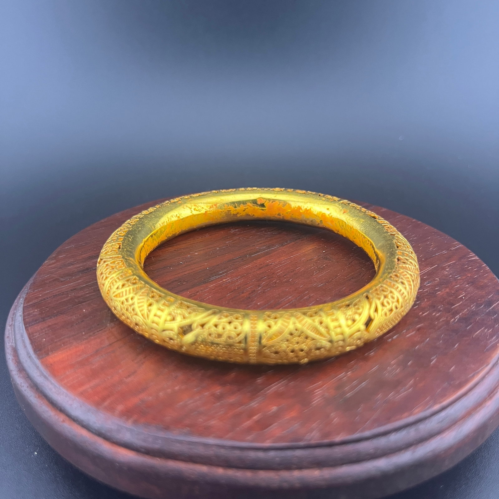 A FINE GILT BRONZE MADE BRACELET: Modern; Diameter: 2.4 inch; Woodbase for picture and display only