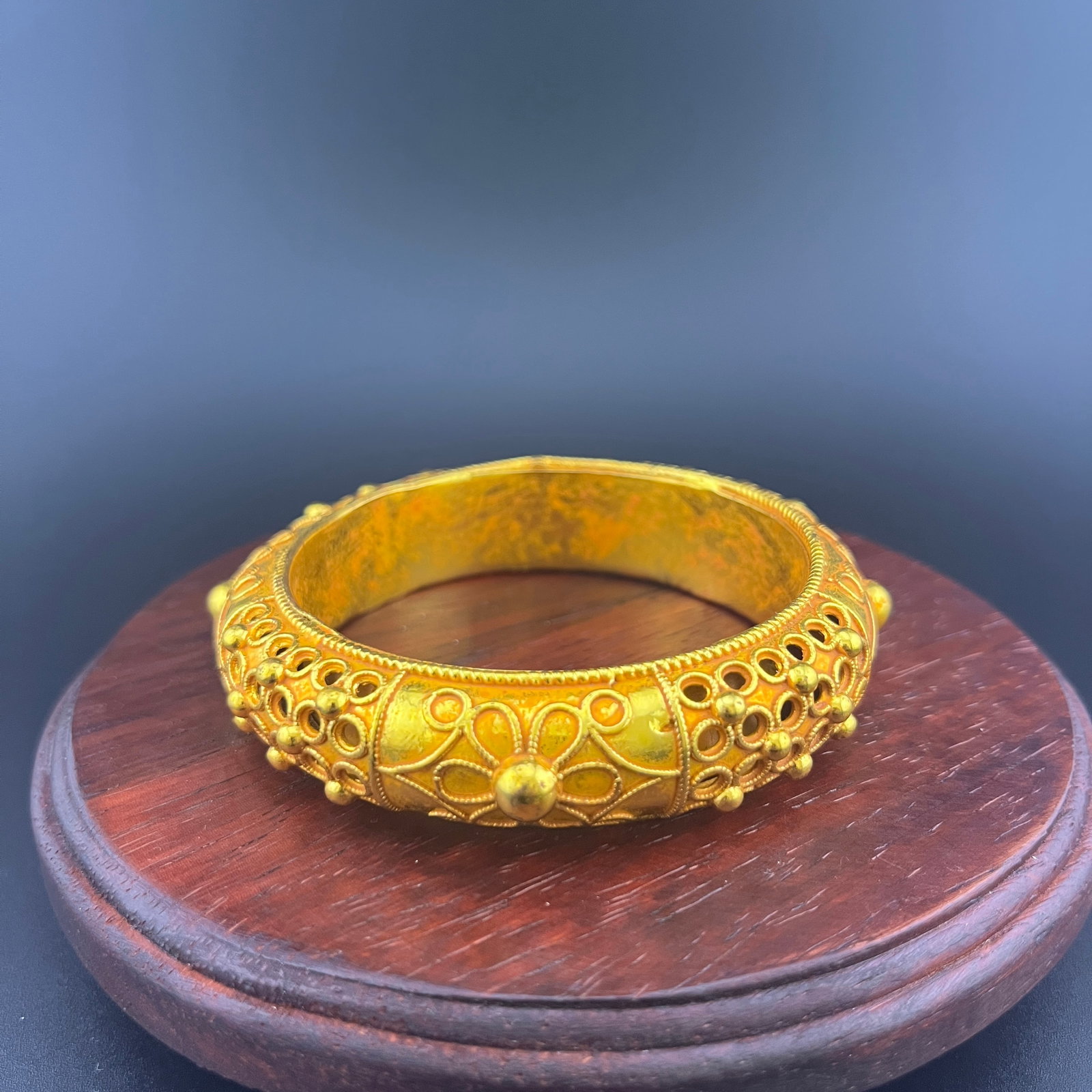 A FINE GILT BRONZE MADE BRACELET: Modern; Diameter: 2.41 inch; Woodbase for picture and display only