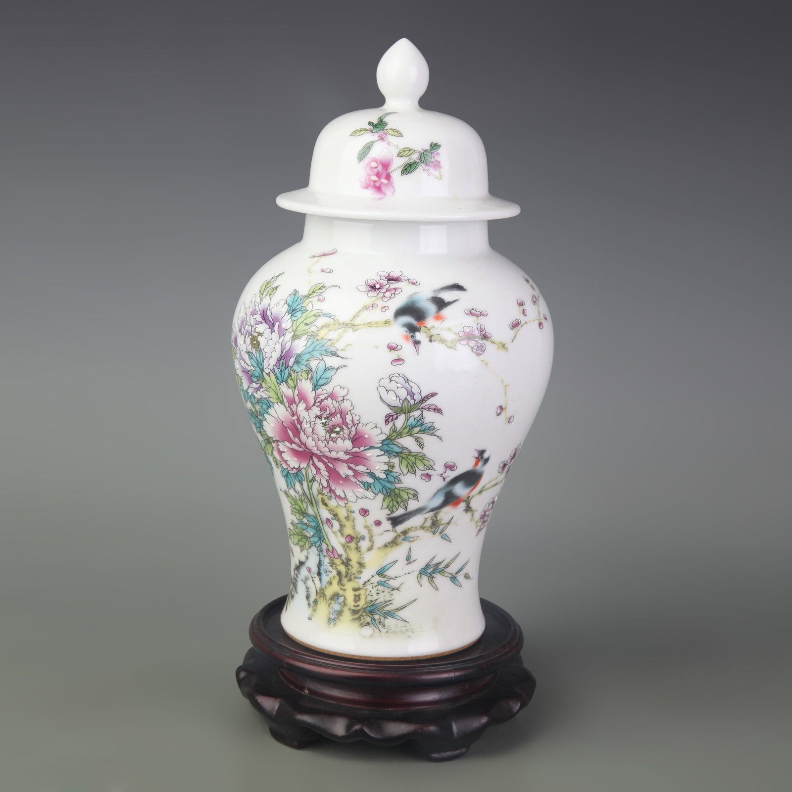 A FAMILLE ROSE FLOWER AND BIRD GENERAL STYLE PORCELAIN JAR (1 of 8)