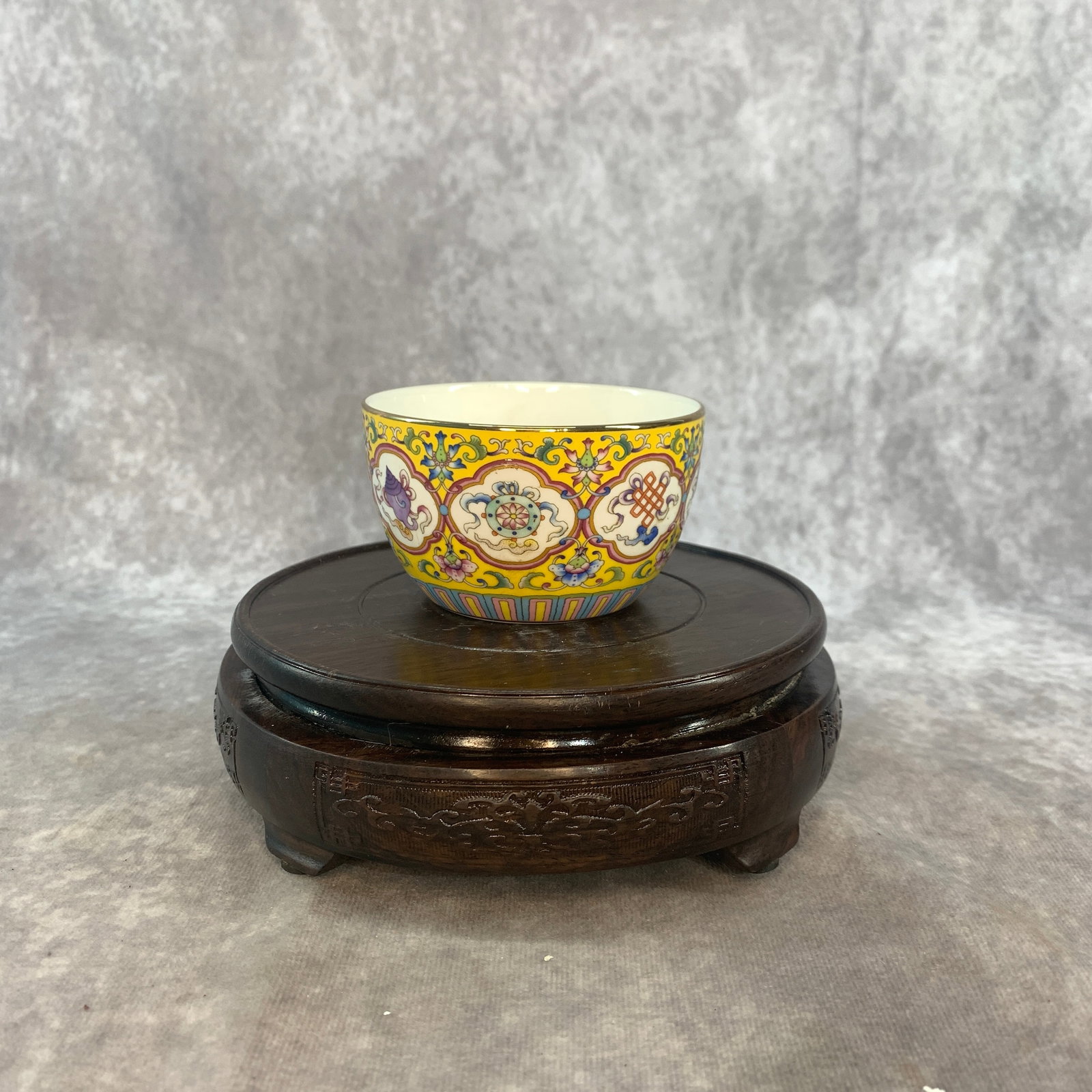 CHINESE FAMILLE ROSE PORCELAIN TEA CUP: Qing Dynasty; Heigh: 2.1 inch; Diameter: 3.5 inch; Woodbase for picture and display only