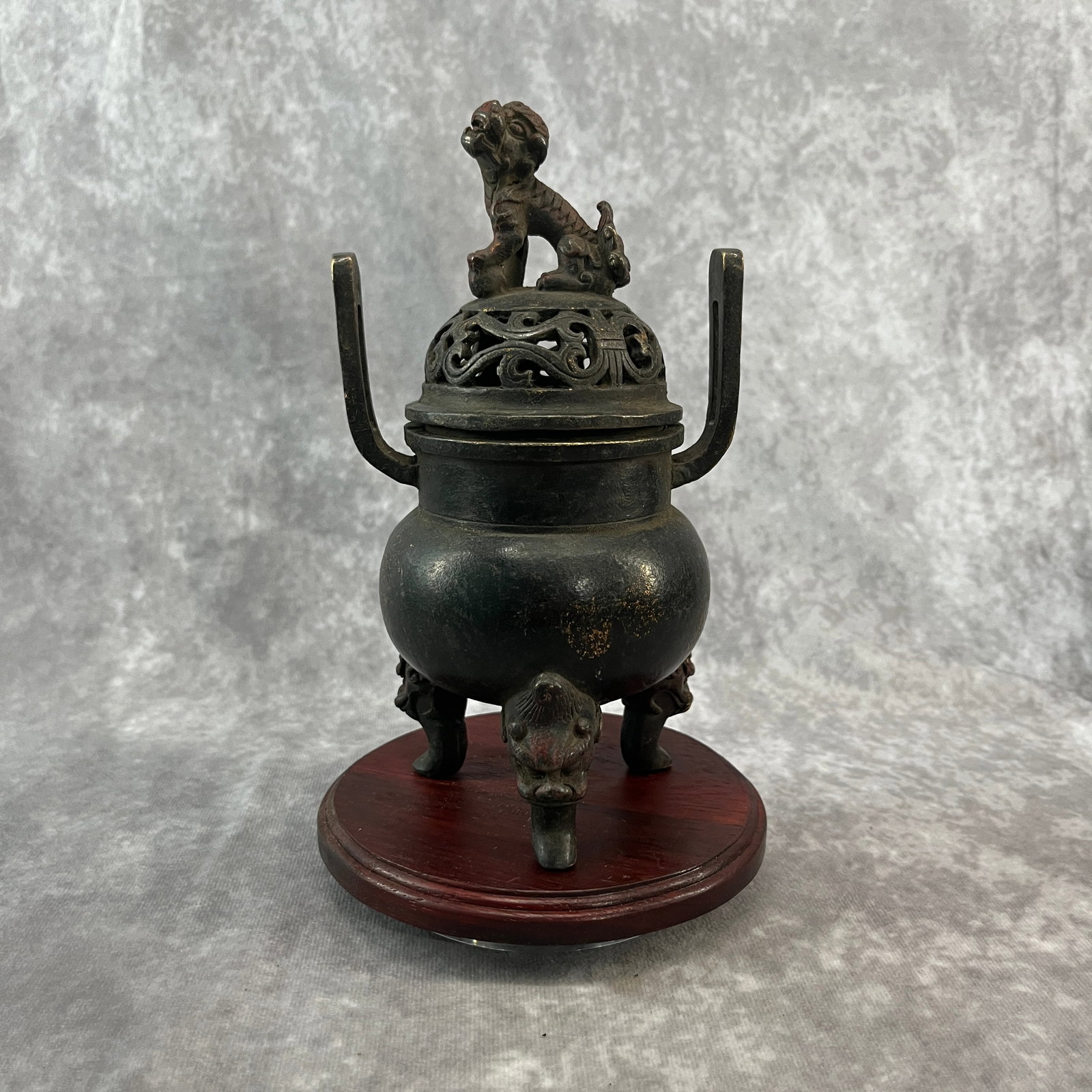 A FINE TRIPOD BRONZE FOO DOG FINIAL CENSER: ; Long: 4.3 inch; Width:3.7 inch; Heigh: 7.6 inch; Woodbase for picture and display only