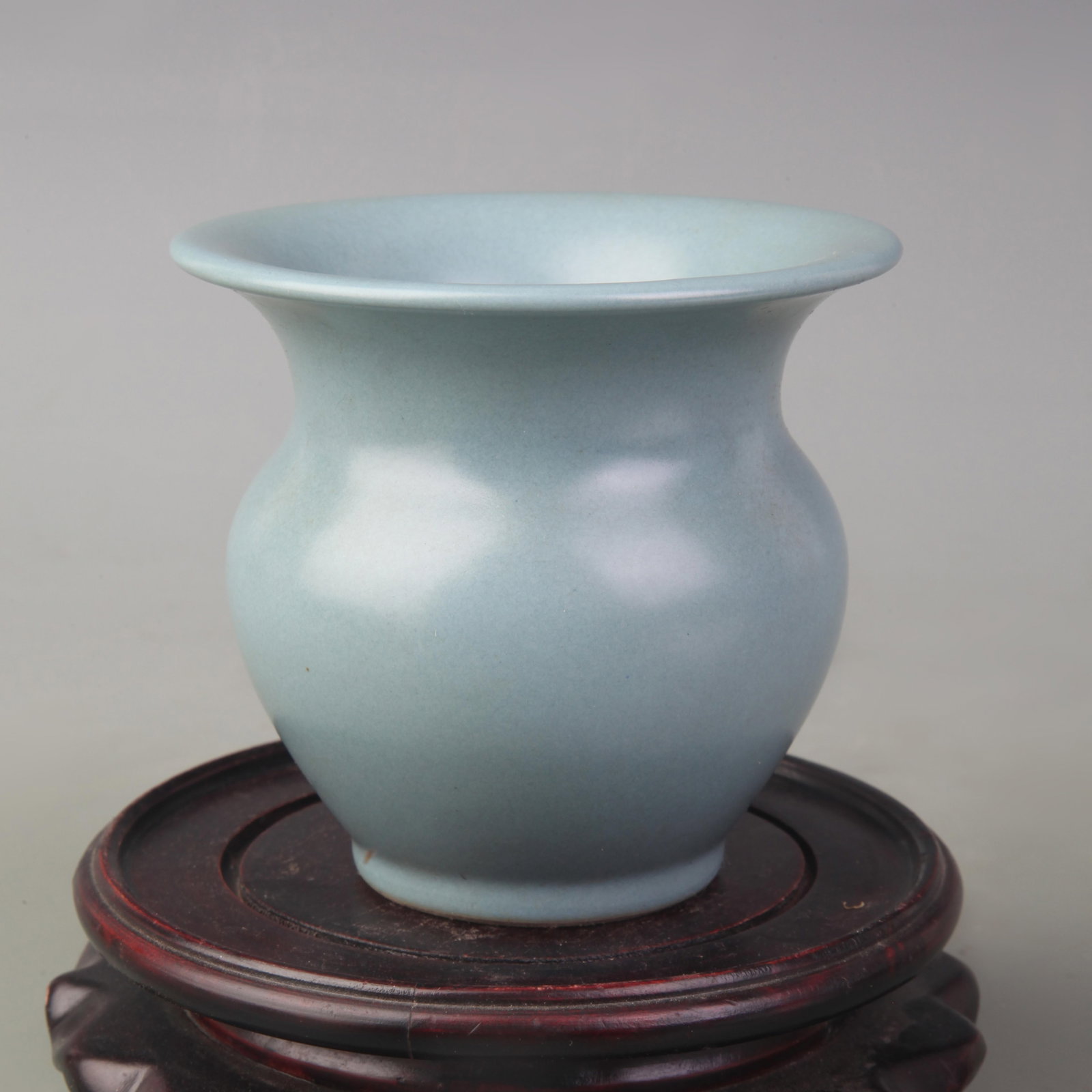 A FINE CELADON COLOR GLAZE TABLE JAR: Ming Dynasty Style; Diameter: 3.7 inch; High: 3.4 inch; Woodbase for picture and display only