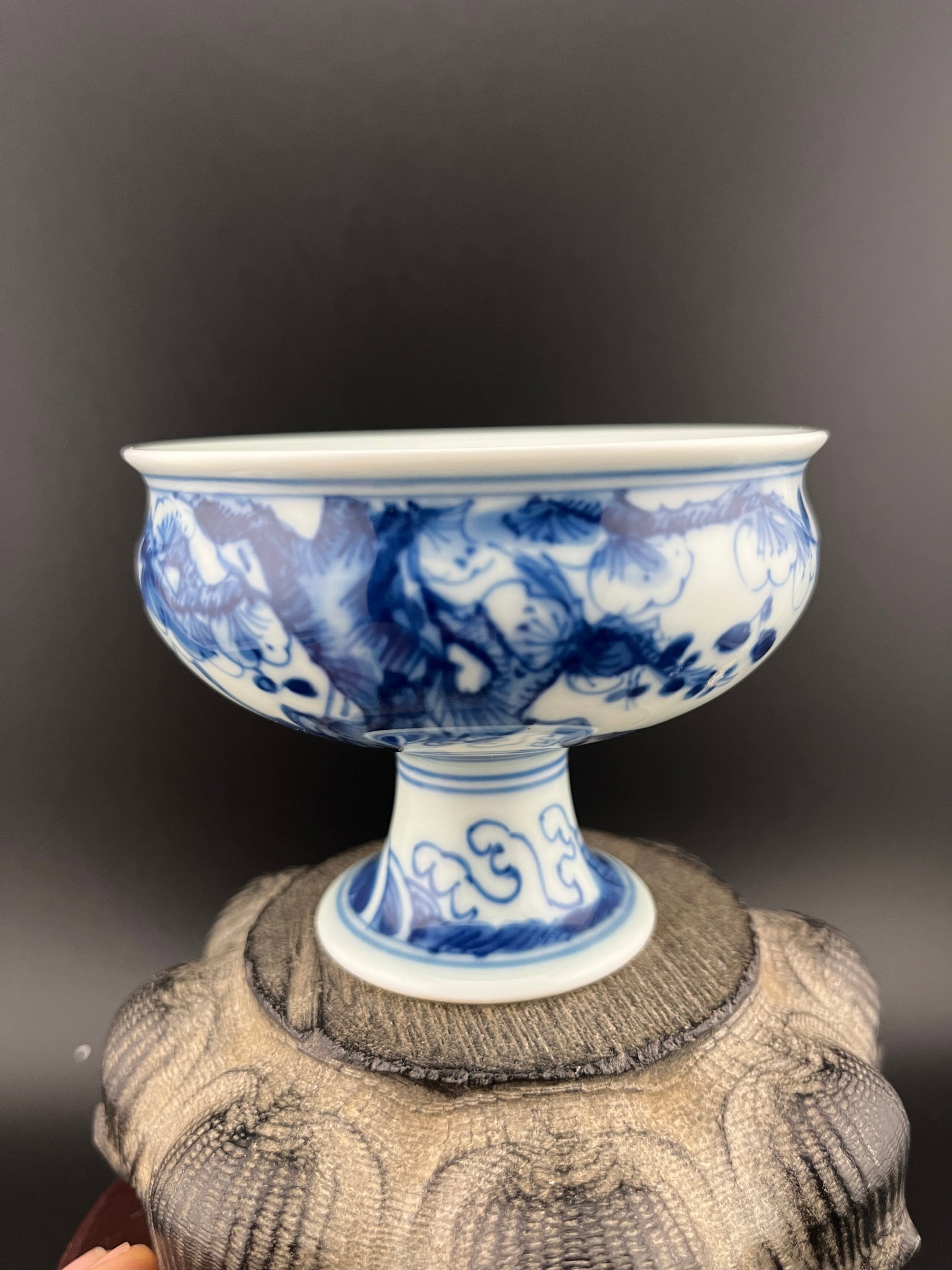 A FINE SMALL BLUE AND WHITE LANDSCAPING PATTERN HIGH FOOT CUP: Qing Dynasty; Heigh: 2.7 inch; Diameter: 3.4 inch; Woodbase for picture and display only