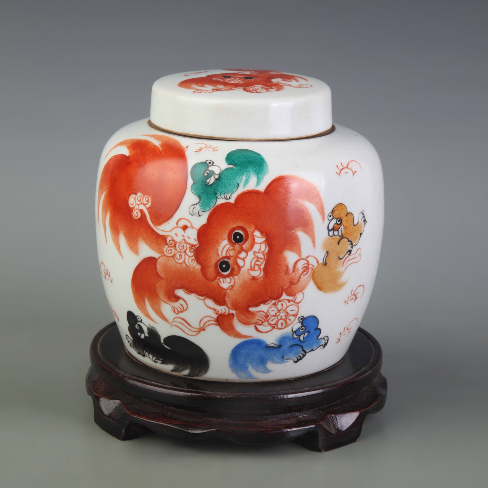 A FAMILLE ROSE AUSPICIOUS BEAST TEA CADDY: Qing Dynasty Tong Zhi Period; Diameter: 3.2 inch; High: 5.8 inch; Woodbase for picture and display only