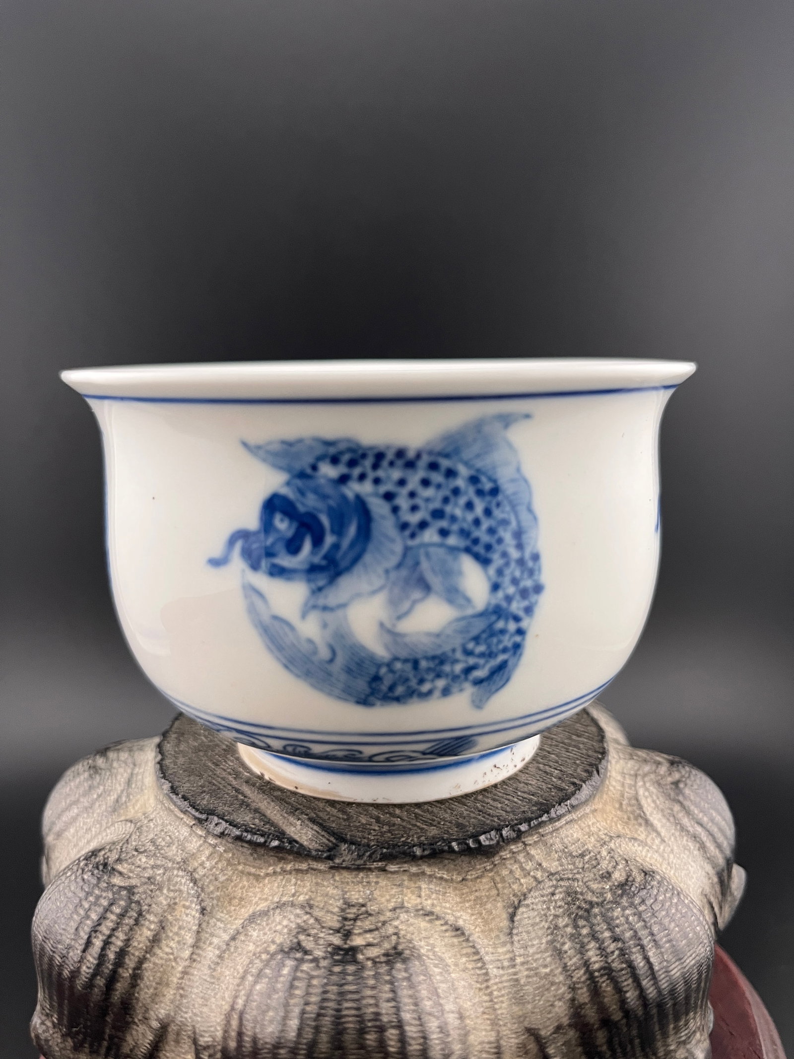 A FINE FISH PATTERN BLUE AND WHITE PORCELAIN CUP: Qing Dynasty; Heigh: 2.3 inch; Diameter: 3.6 inch; Woodbase for picture and display only