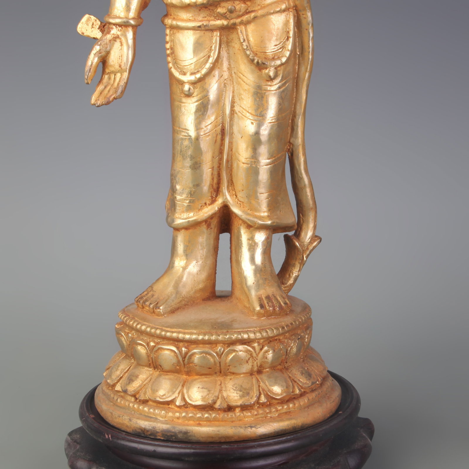 A GILT BRONZE BUDDHA FIGURE - 3