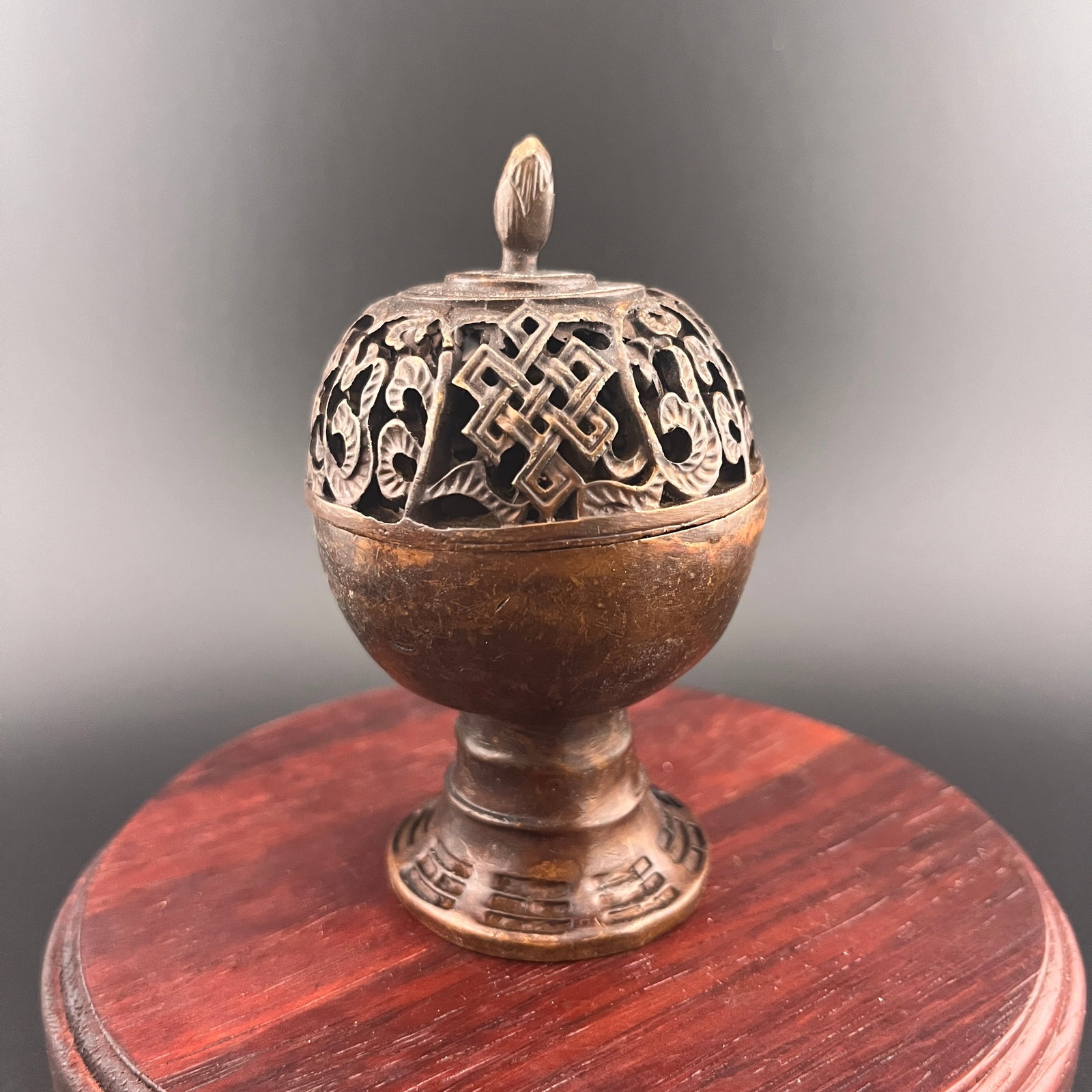 A FINE EGG SHAPED BRONZE INCENSE BURNER: 19th Century; Heigh: 3.6 inch; Diameter: 2.1 inch; Woodbase for picture and display only