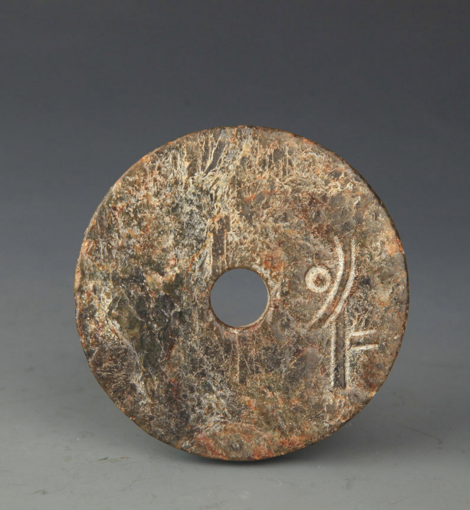 A FINELY CARVED OLD ROUND JADE: Warring Period Style, Diameter:2.5 inch; Woodbase for picture and display only