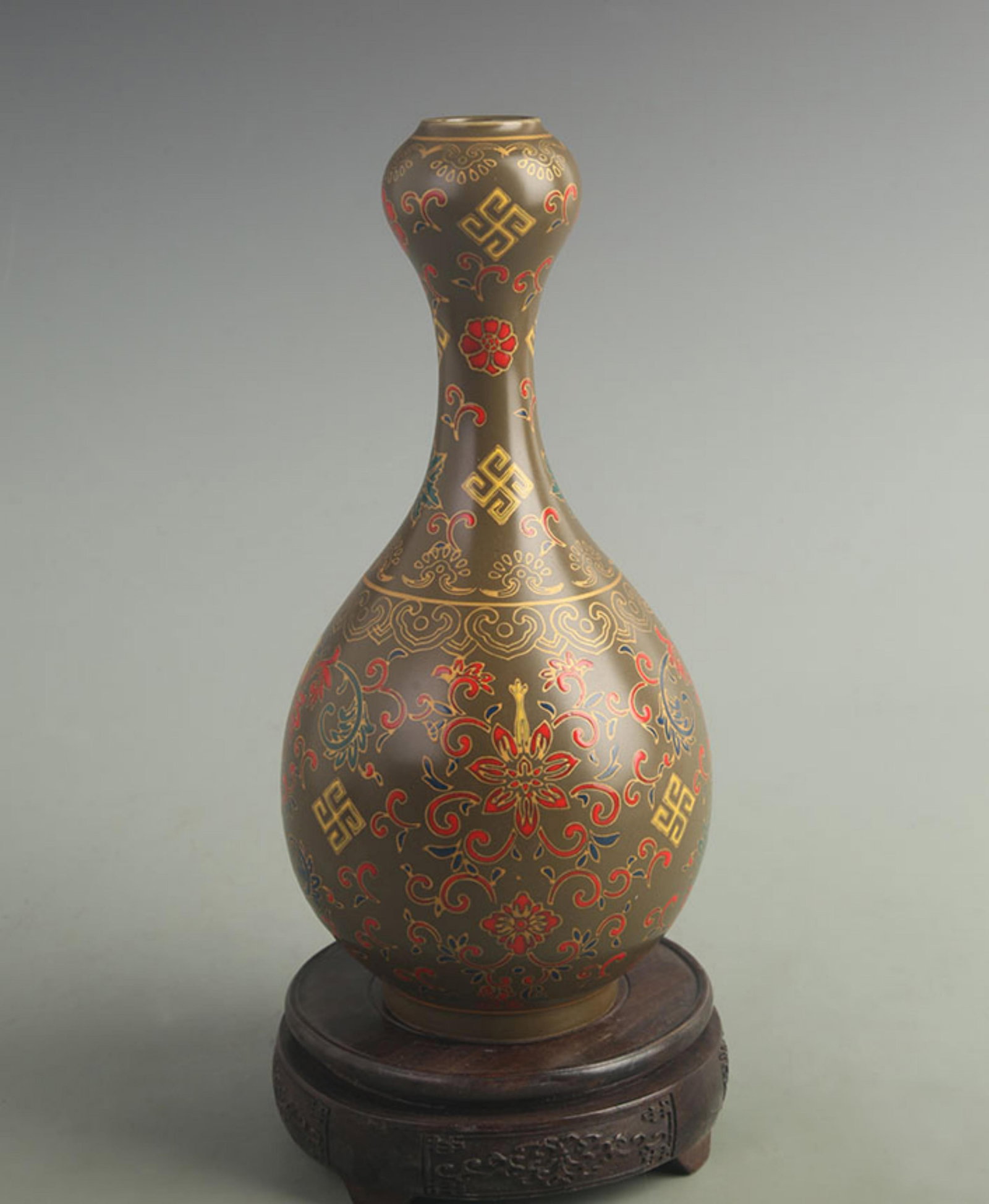 A TEA-DUST GLAZED GARLIC-HEAD VASE WITH ENAMEL DECORATION: Qing Dynasty Yong Zheng Period; High: 10.5 inch; Width: 5.00 inch; Woodbase for picture and display only