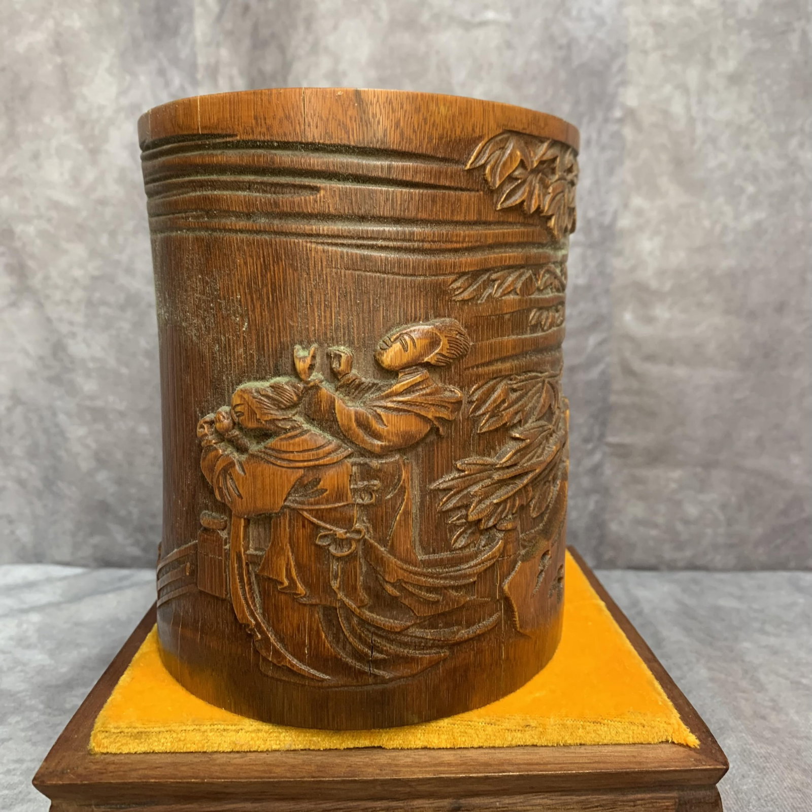 A FINELY CARVED BAMBOO CARVING PEN HOLDER: 20th Century; High: 5.8 inch; Diameter: 5.1 inch; Woodbase for picture and display only