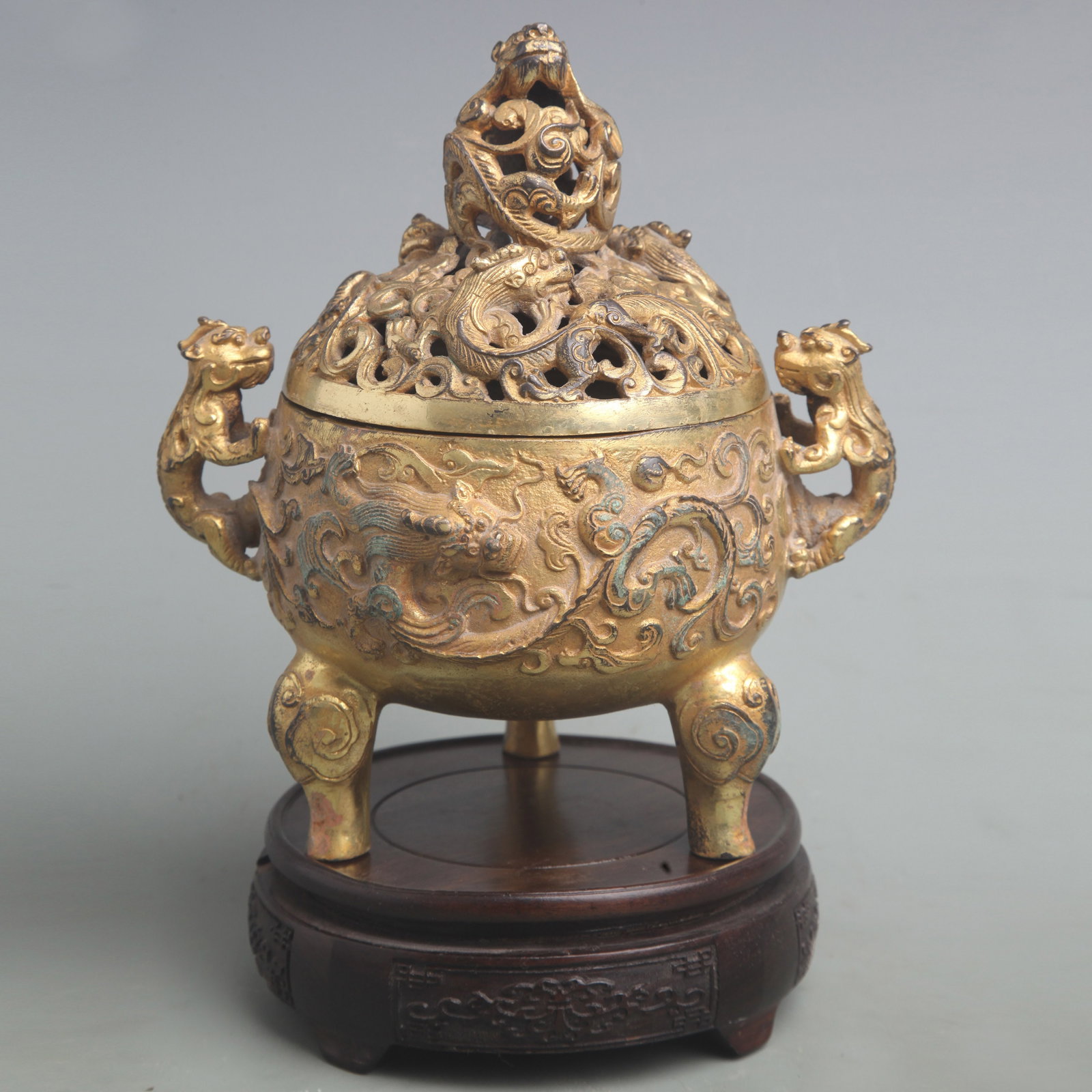 A FINE FLOWER AND DRAGON PATTERN THREE FOOT INCENSE BURNER: Ming Dynasty Style; Diameter: 7.5 inch; High: 5.5 inch; Woodbase for picture and display only