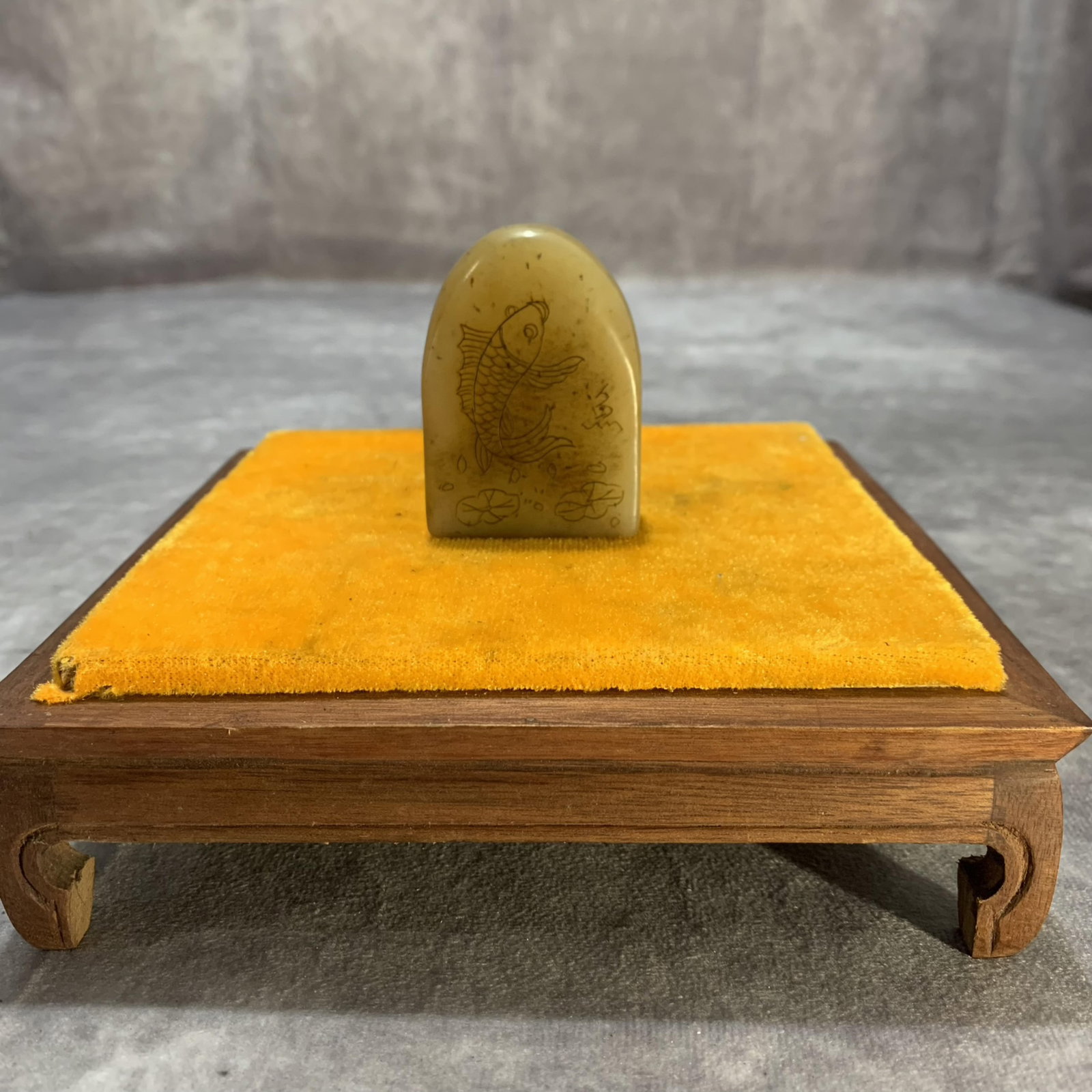 A FINELY CARVED SHOUSHAN STONE SEAL: Modern; Long: 2.3 inch; Width: 1.6 inch; High: 0.7 inch; Woodbase for picture and display only