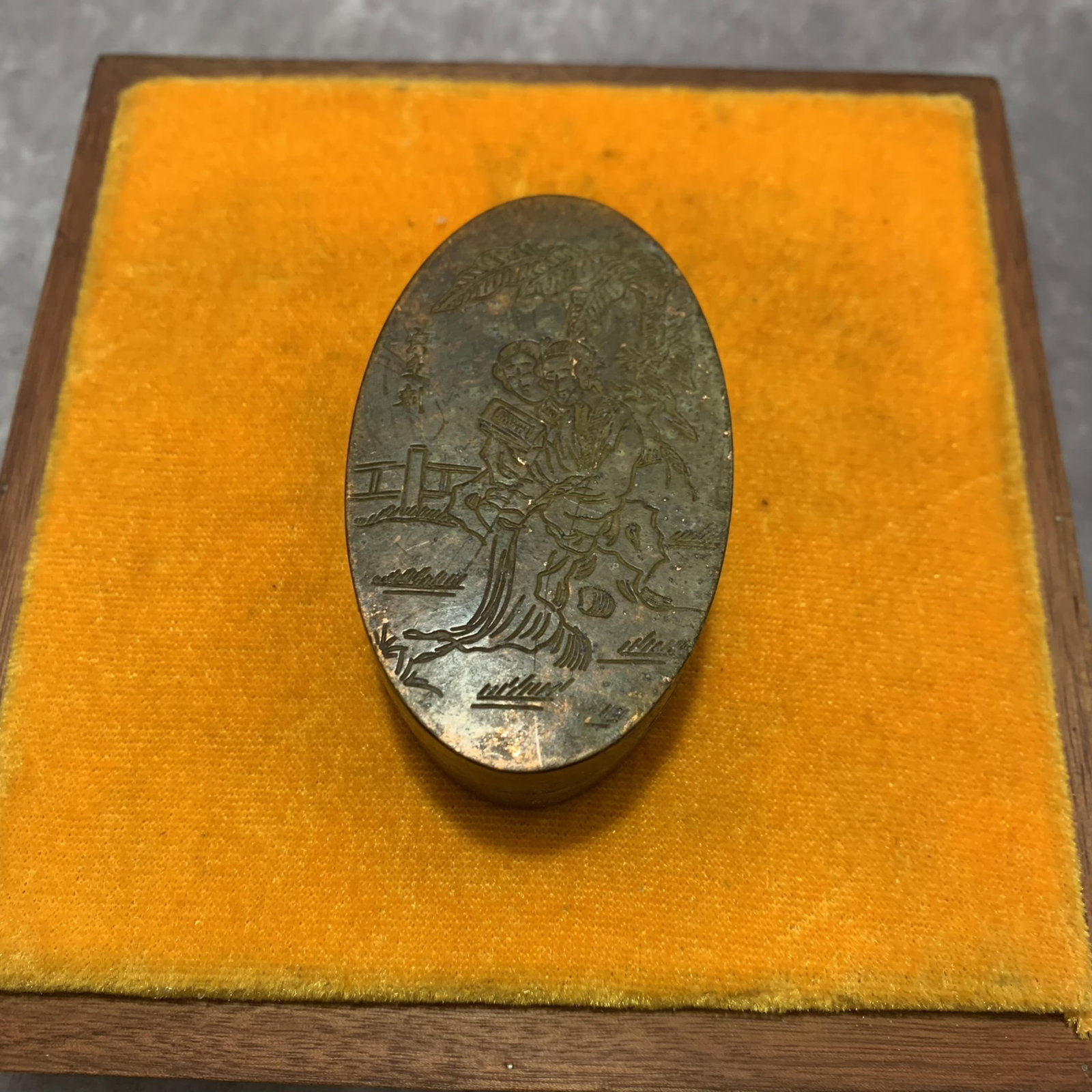 A FINELY CARVED BRONZE INK BOX: Modern, Long: 1.1 inch; Width: 1.8 inch; High: 3.0 inch; Woodbase for picture and display only