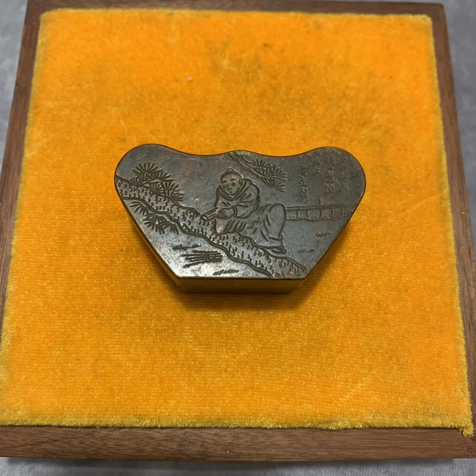 A FINELY CARVED BRONZE INK BOX: Modern; Long: 1.1 inch; Width: 1.8 inch; High: 3.0 inch; Woodbase for picture and display only
