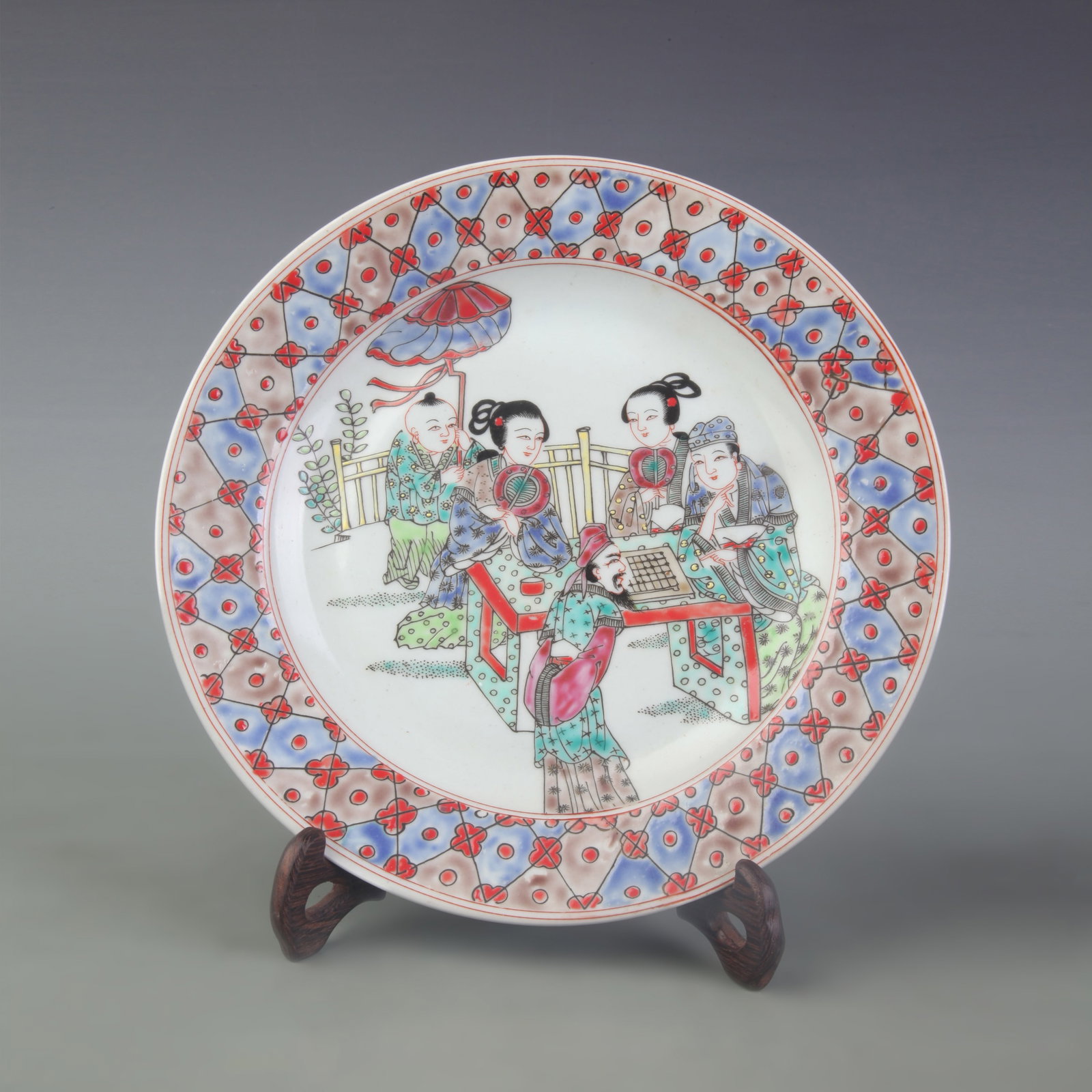 A FAMILLE ROSE FIGURAL PATTERN PORCELAIN PLATE: Qing Dynasty Yong Zheng Period; Diameter: 9.1 inch; High: 1.8 inch; Woodbase for picture and display only