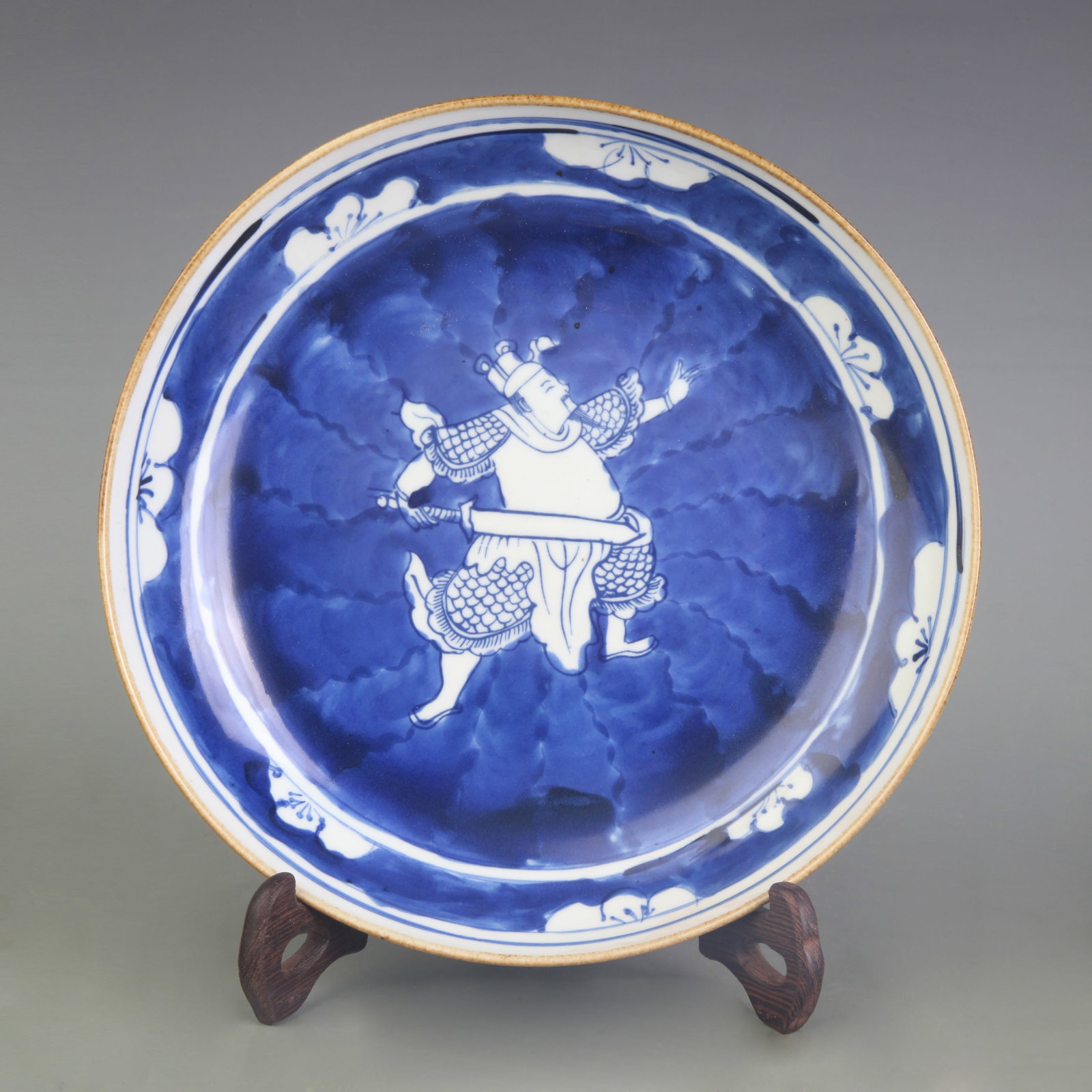 A BLUE AND WHITE WARRIOR PATTERN PORCELAIN PLATE (1 of 5)