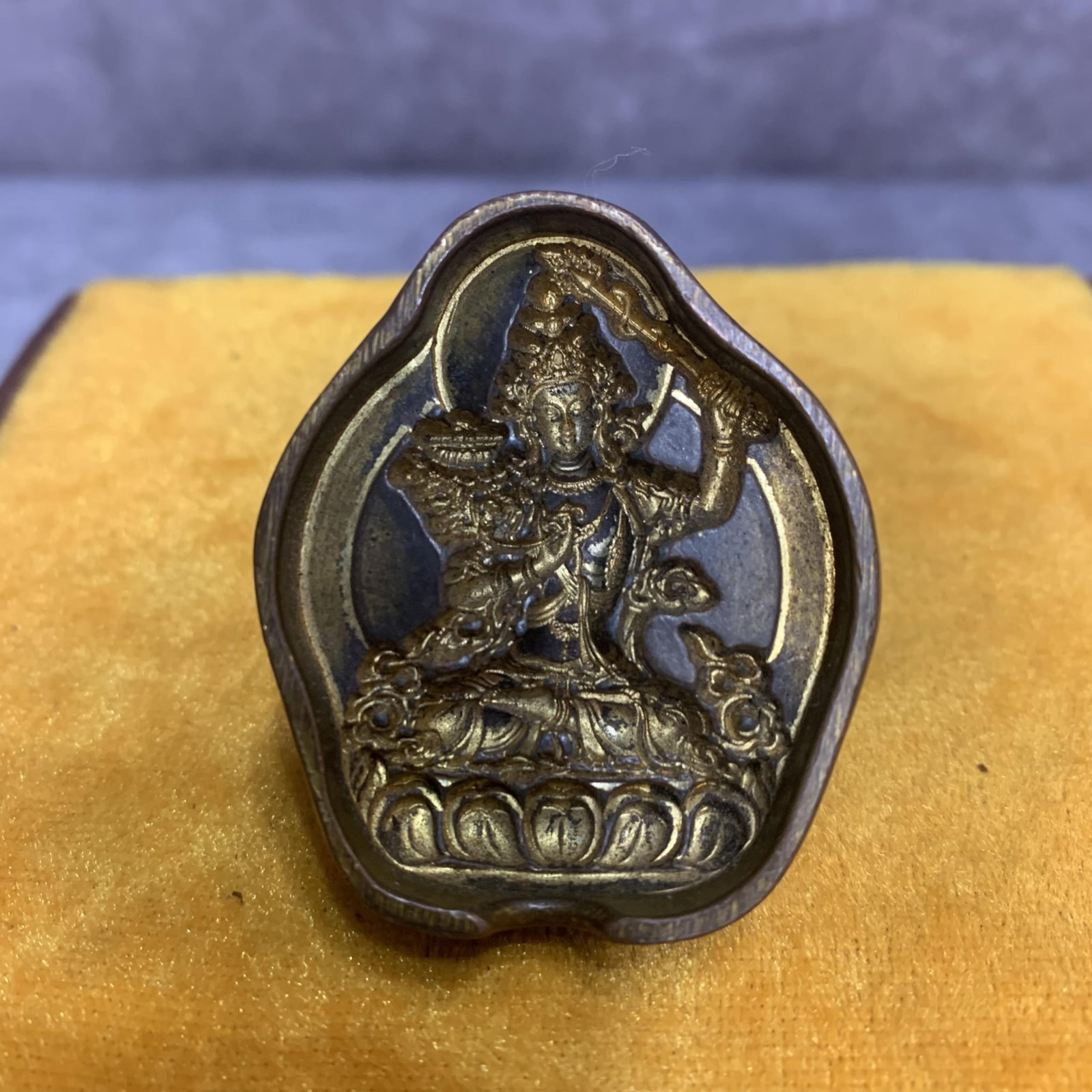 A FINE BRONZE TIBETAN TSA SHA MOLD: Modern; High: 1.5 inch; Width: 1.8 inch; Long: 2.0 inch; Woodbase for picture and display only