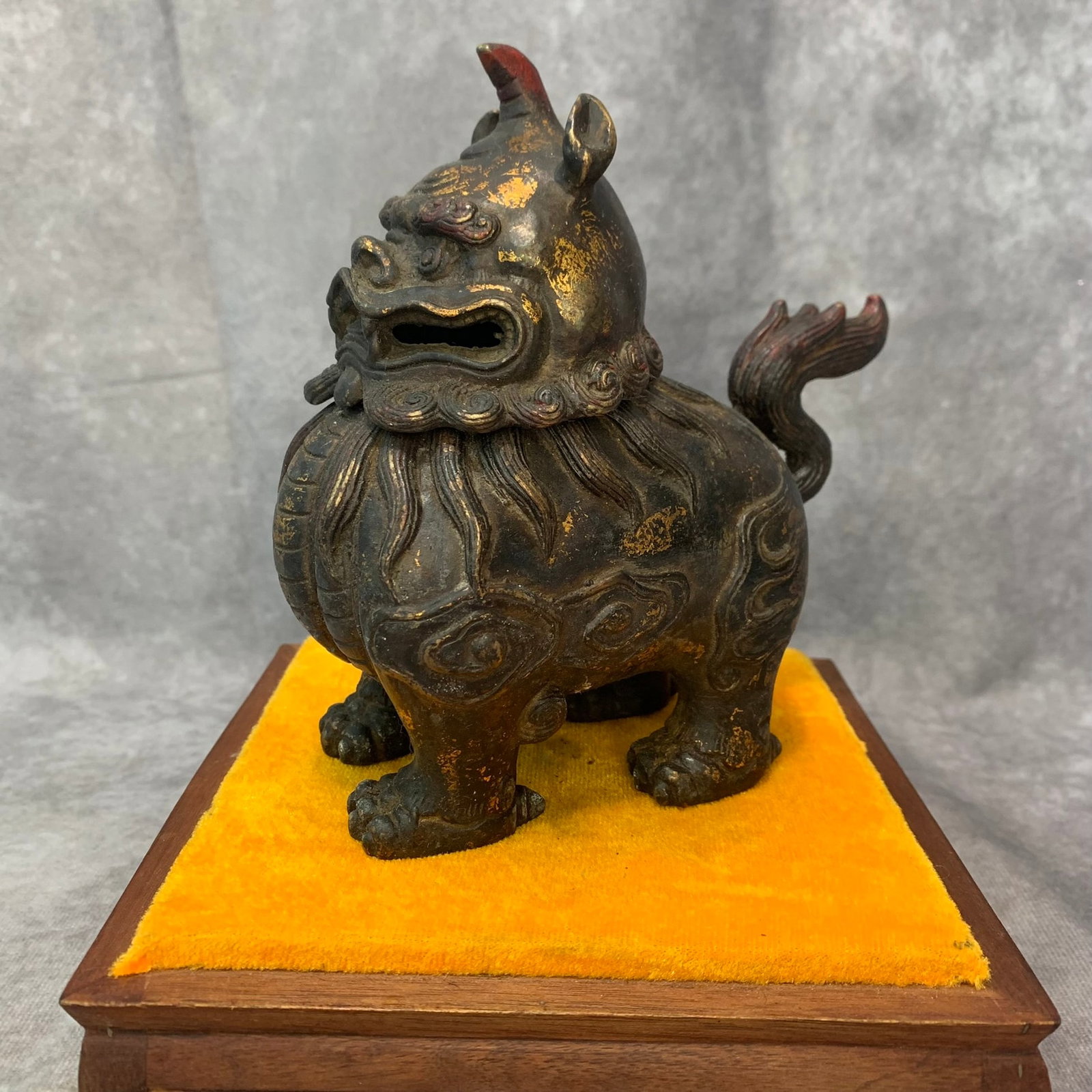 A FINE RUI SHOU STYLE BRONZE INCENSE CENSER: Qing Dynasty; High: 6.0 inch; Width: 5.2 inch; Long: 2.8 inch; Woodbase for picture and display only