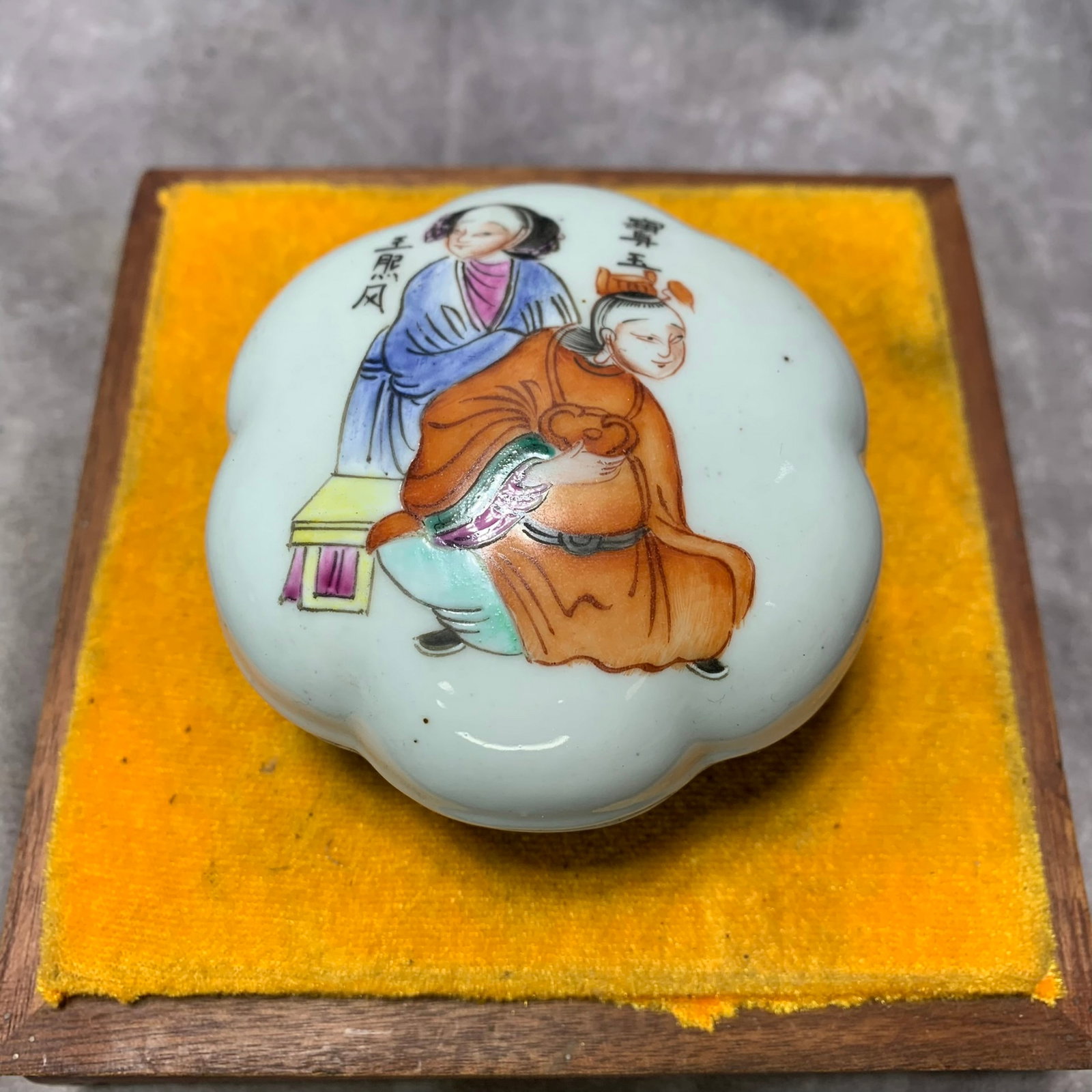 TONG ZHI PERIOD FAMILLE ROSE FIGURINE POWDER BOX (1 of 5)
