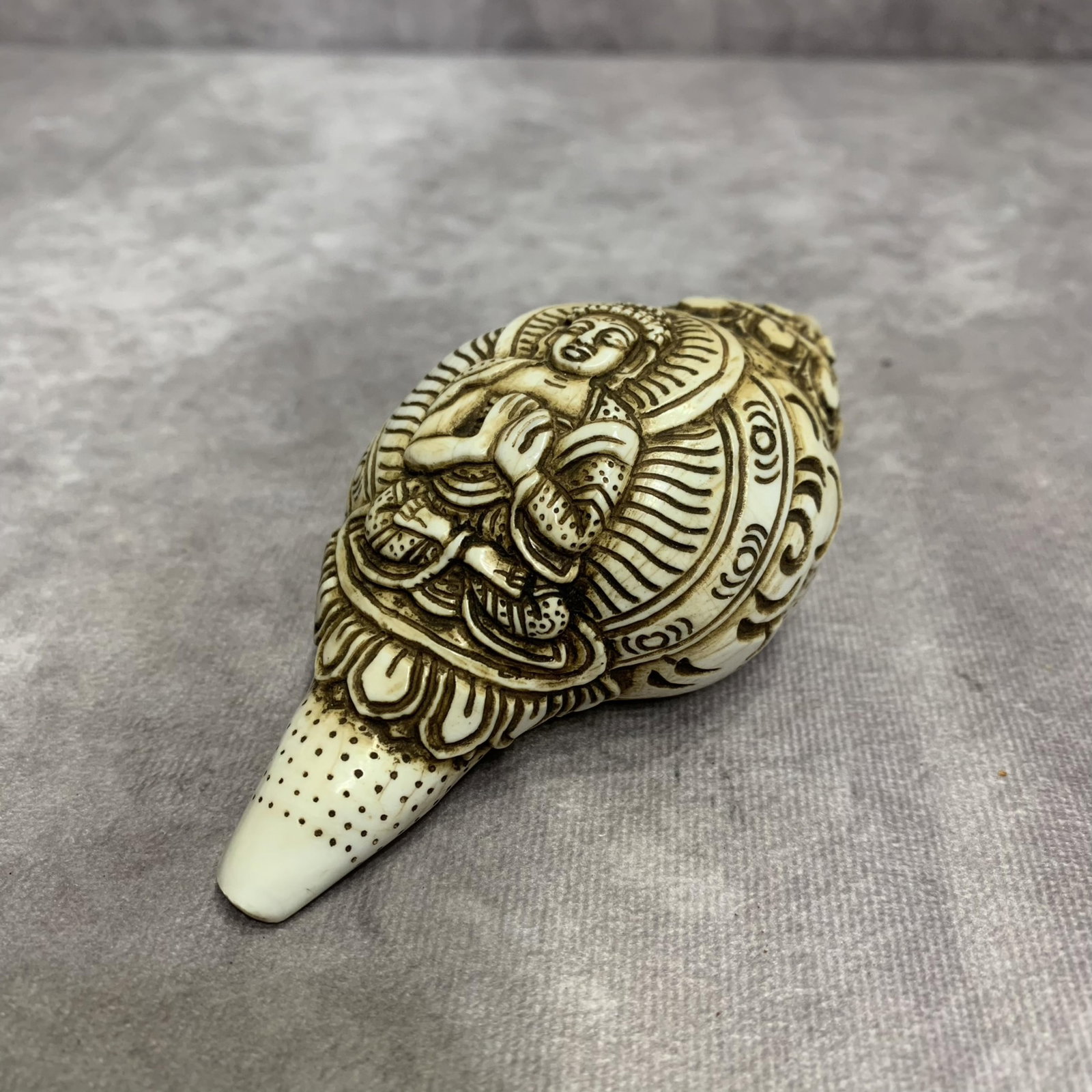 A FINELY CARVED TIBETAN BUDDHISM CONCH: Qing Dynasty; High: 2.0 inch; Width: 2.2 inch; Long: 3.9 inch ; Woodbase for picture and display only