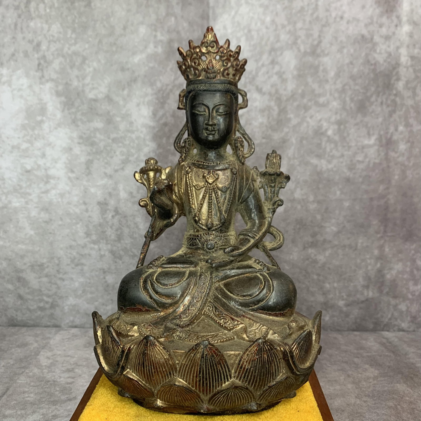 A FINE GILT BRONZE STATUE OF MANJUSHRI BUDHISATTVA: Qing Dynasty; High: 9.3 inch; Width: 5.8 inch; Long: 4.4 inch; Woodbase for picture and display only