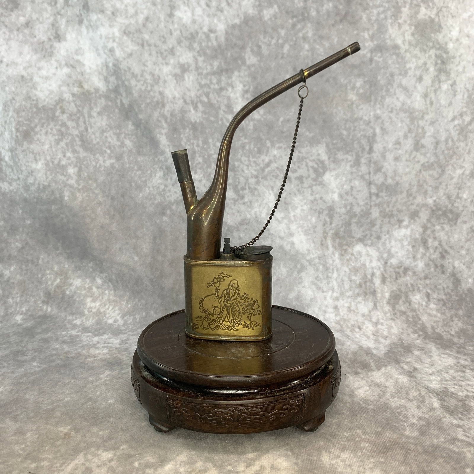 A FINELY CARVED CHINESE WATER SMOKING PIPE (1 of 5)