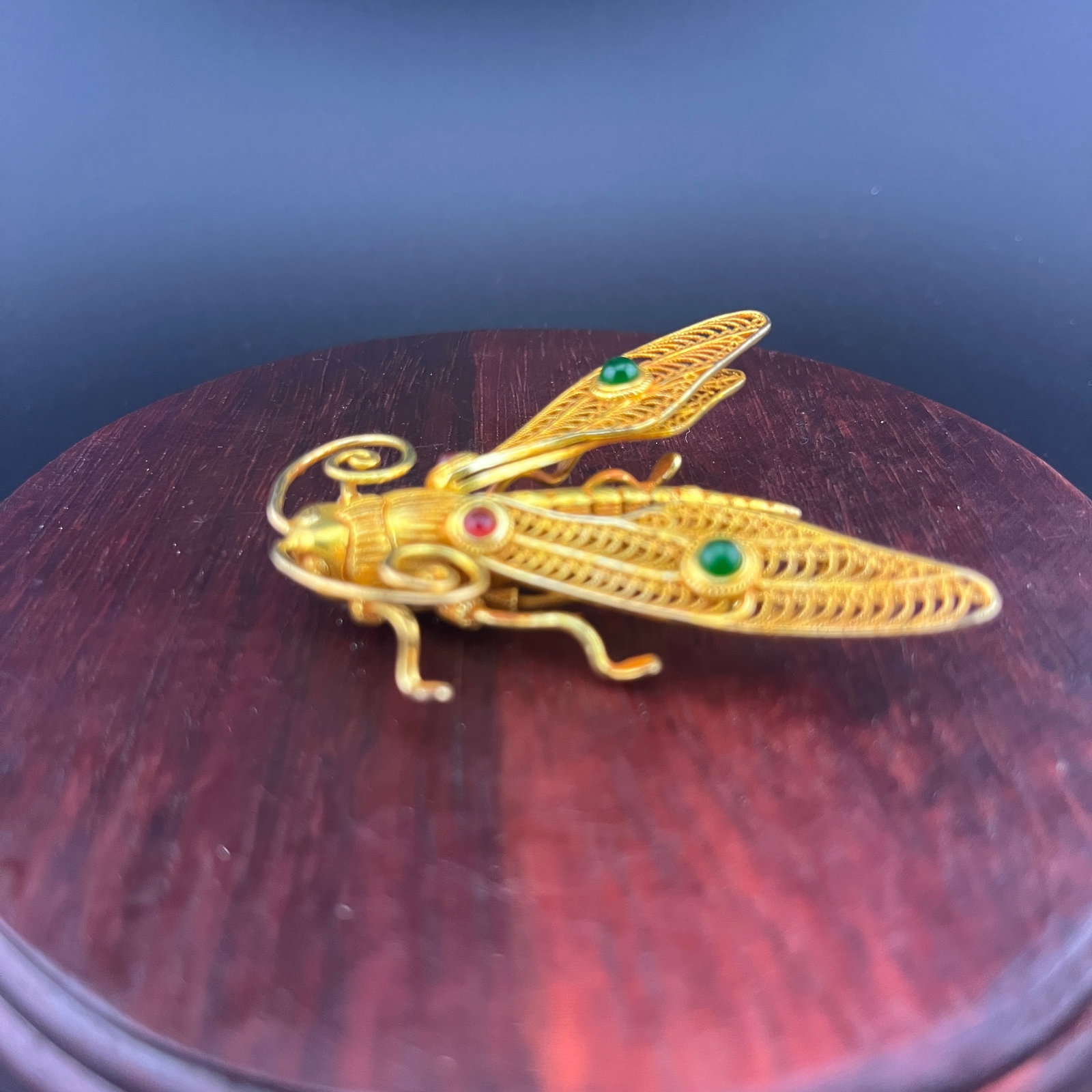 A FINE BRONZ MADE GRASS HOPPER: Modern; Long: 2.3 inch; Width:2 inch; Heigh: 0.4 inch; Woodbase for picture and display only