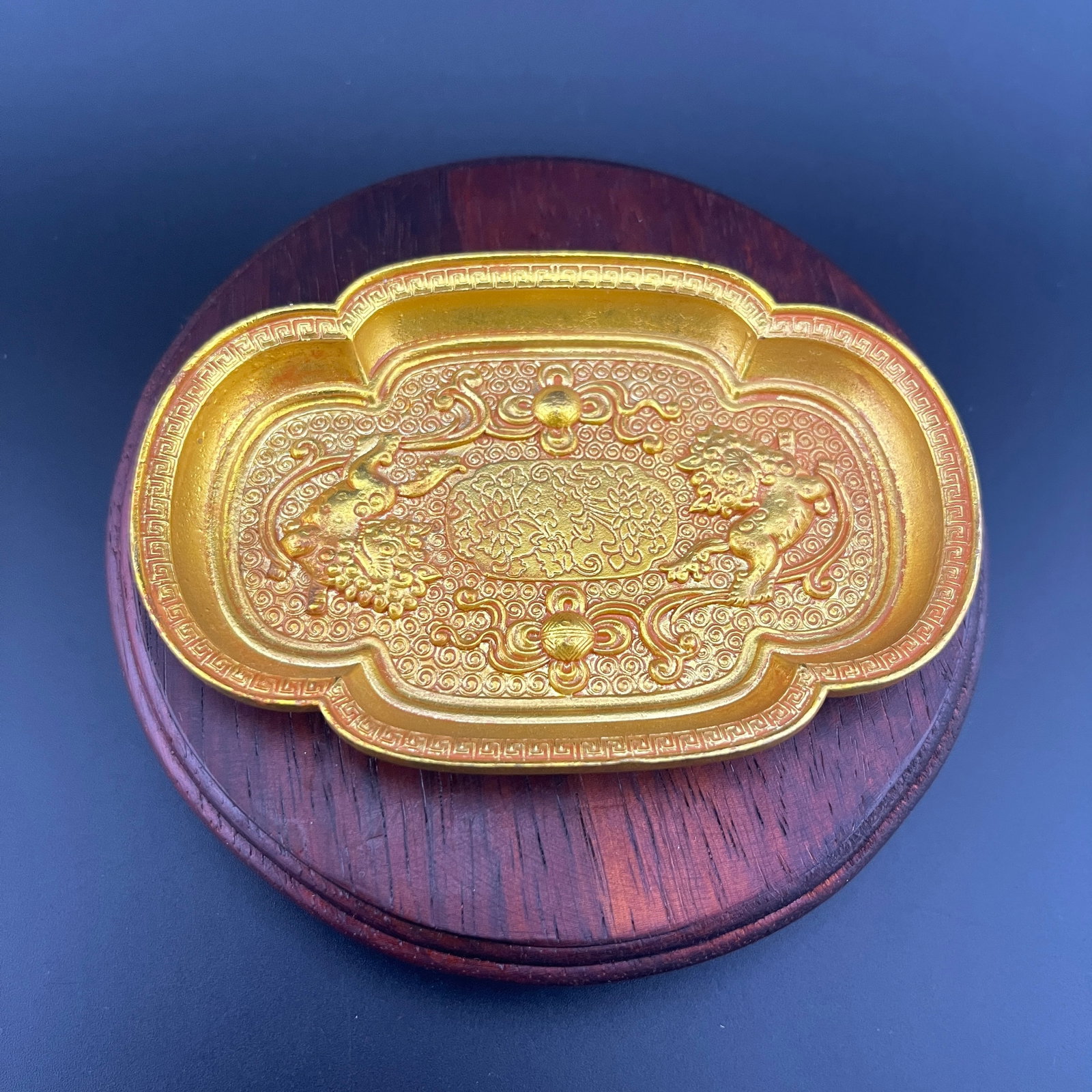 A FINE GILT BRONZE DRAGON PATTERN SMALL PLATE: Modern; Long: 4.6 inch; Width:3.05 inch; Heigh: 0.5 inch; Woodbase for picture and display only